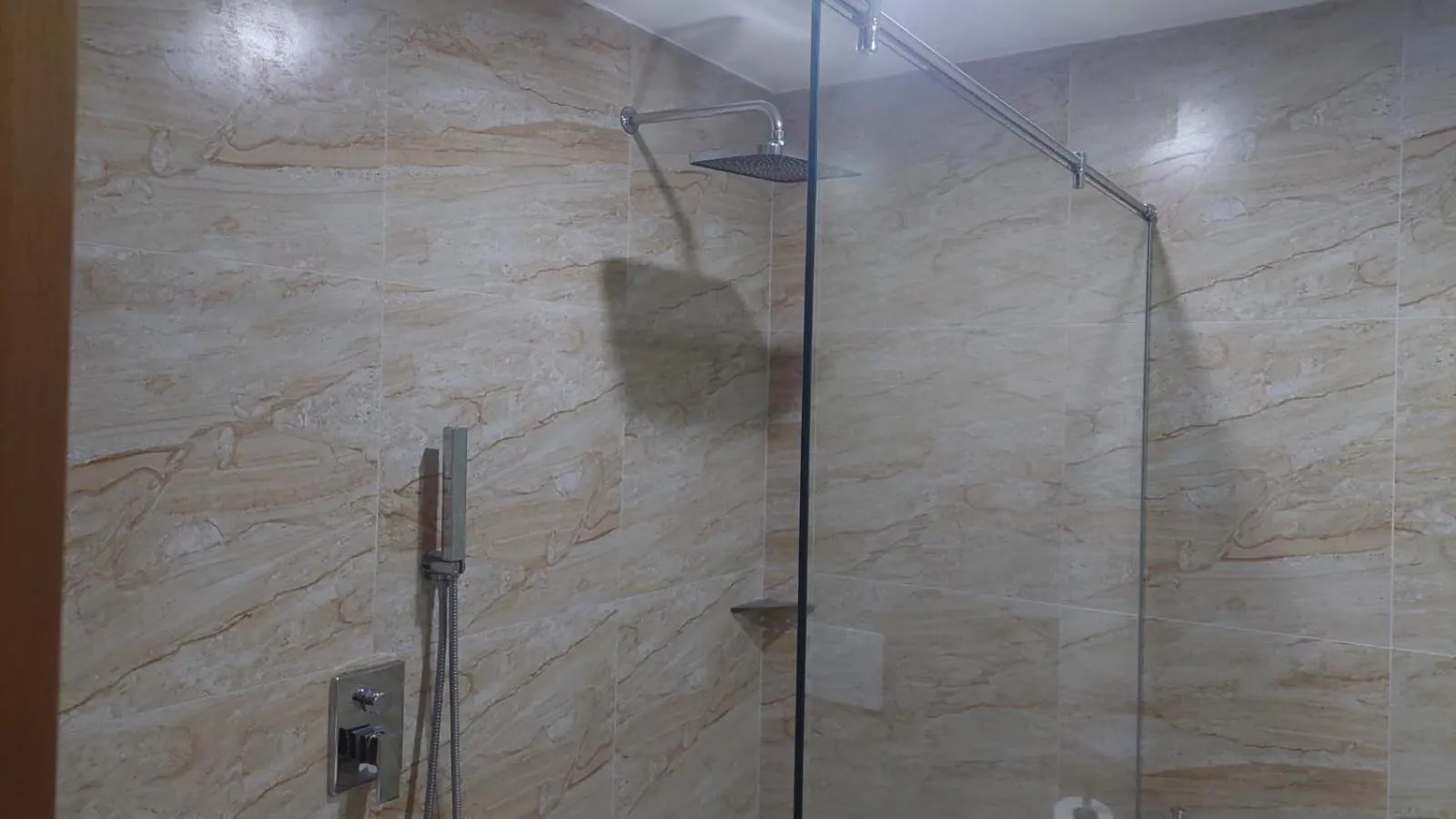 Shower in Hotel Green
