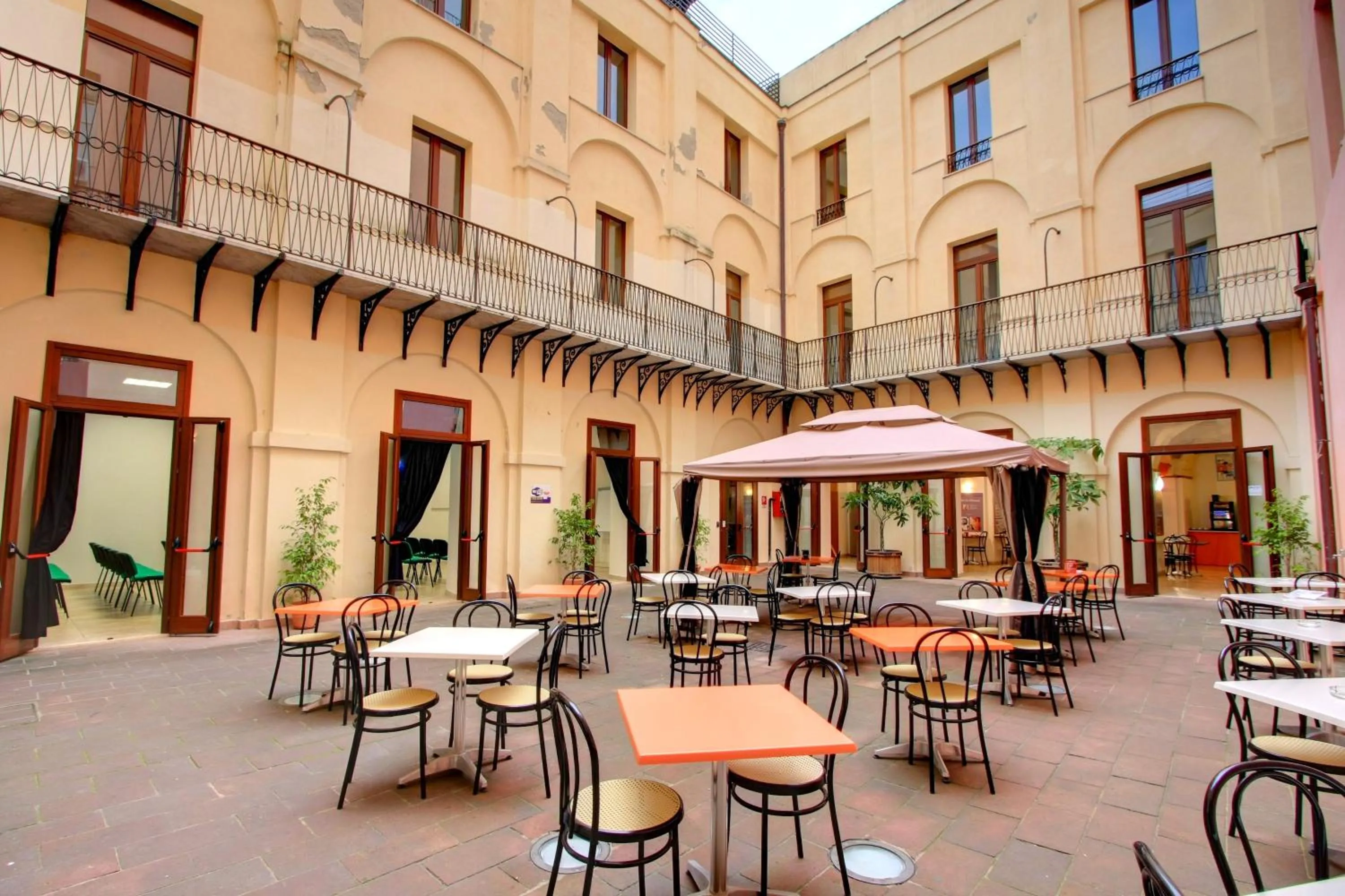 Restaurant/places to eat in Hostel Marina