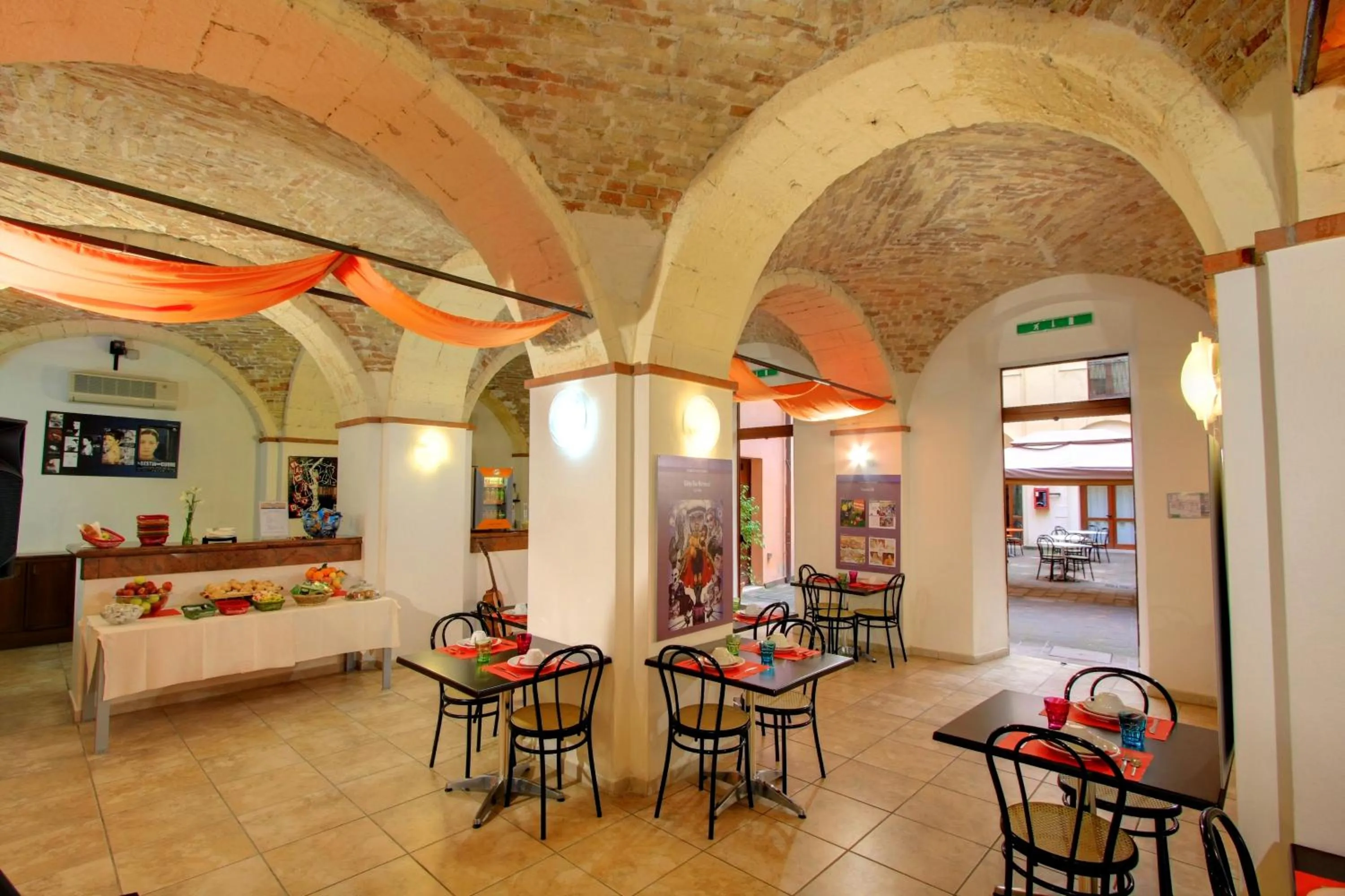 Restaurant/places to eat in Hostel Marina