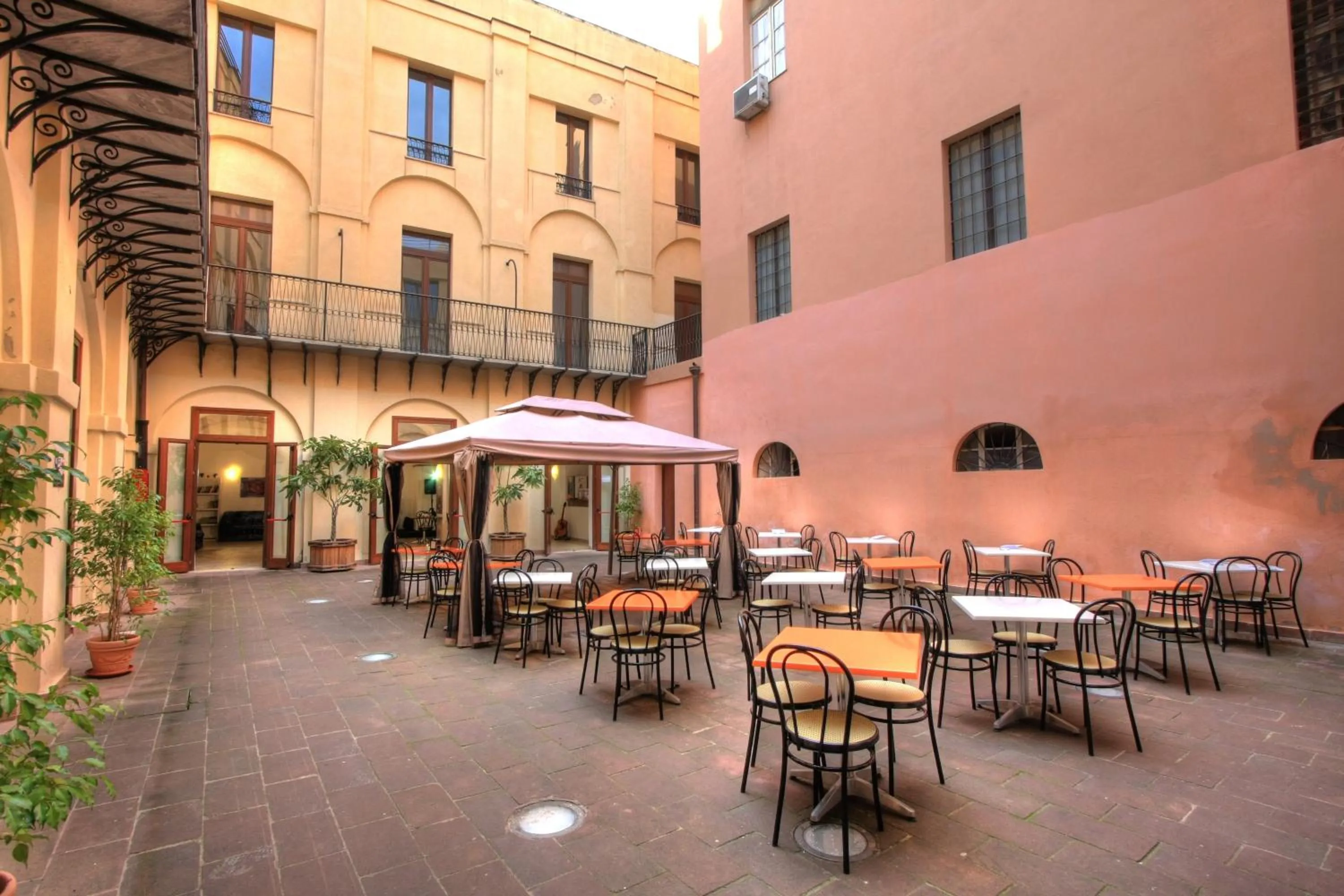 Restaurant/places to eat in Hostel Marina