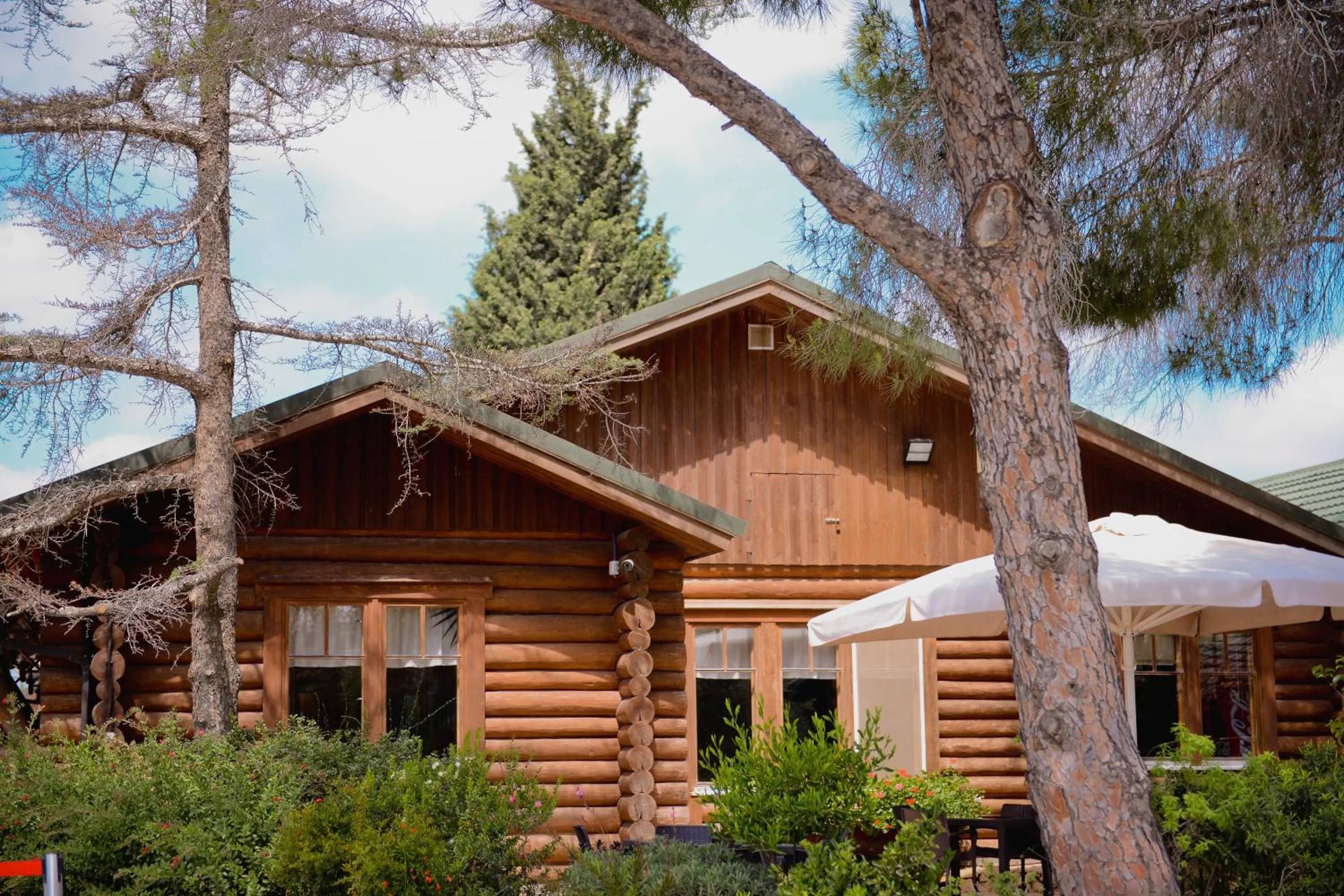 Communal lounge/ TV room in Logos hotel in Yad Hashmona