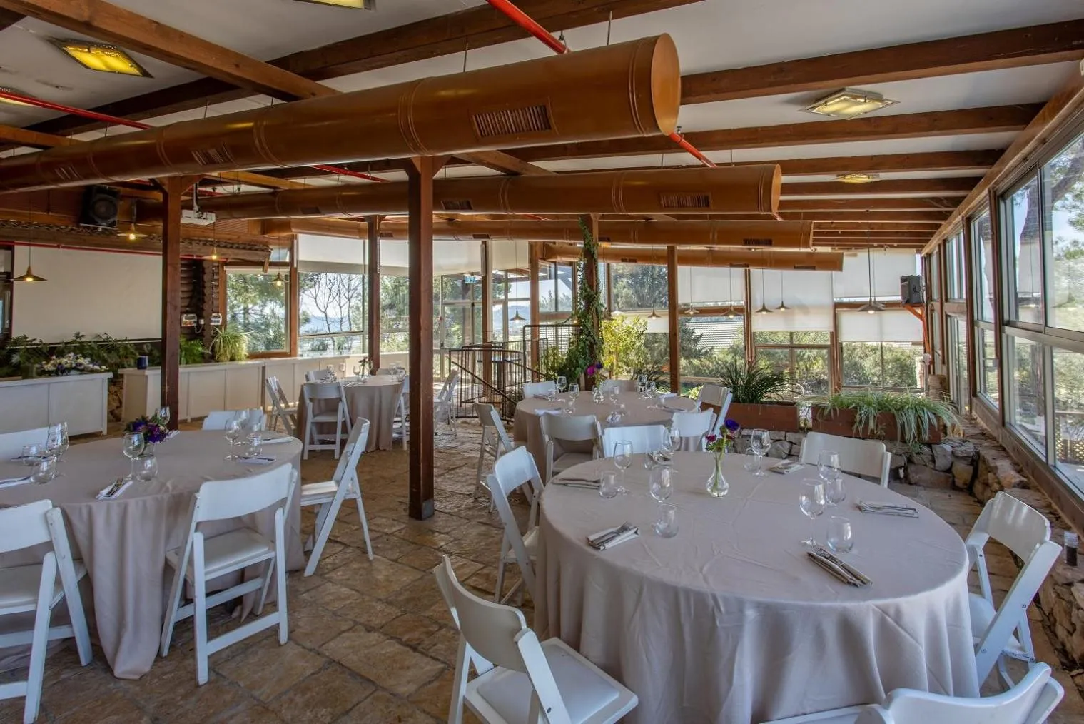 Restaurant/places to eat in Logos hotel in Yad Hashmona