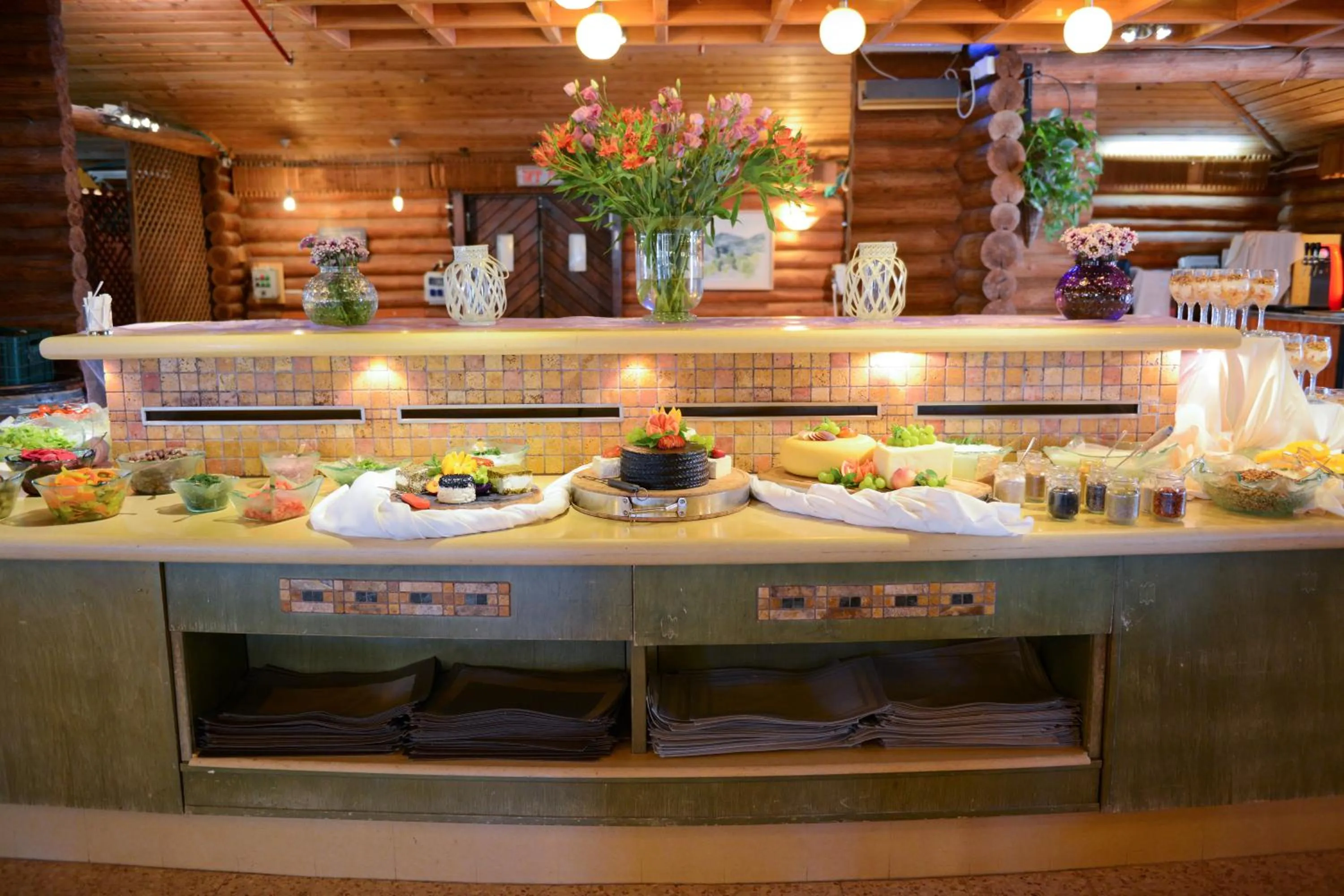 Restaurant/places to eat in Logos hotel in Yad Hashmona