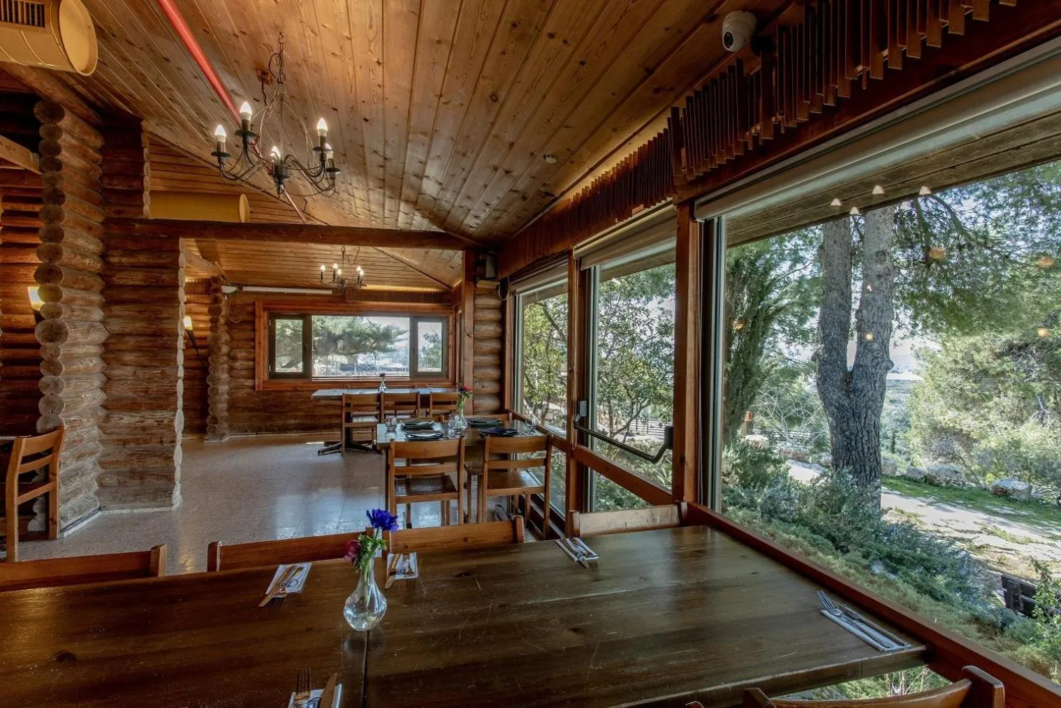 Restaurant/places to eat in Logos hotel in Yad Hashmona