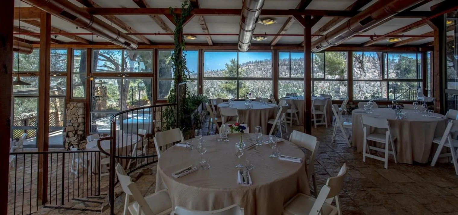 Restaurant/places to eat in Logos hotel in Yad Hashmona