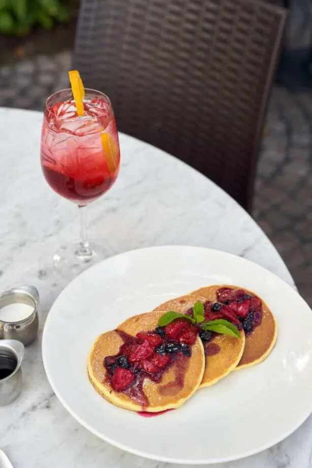 Restaurant/places to eat in Gale South Beach, Curio Collection By Hilton