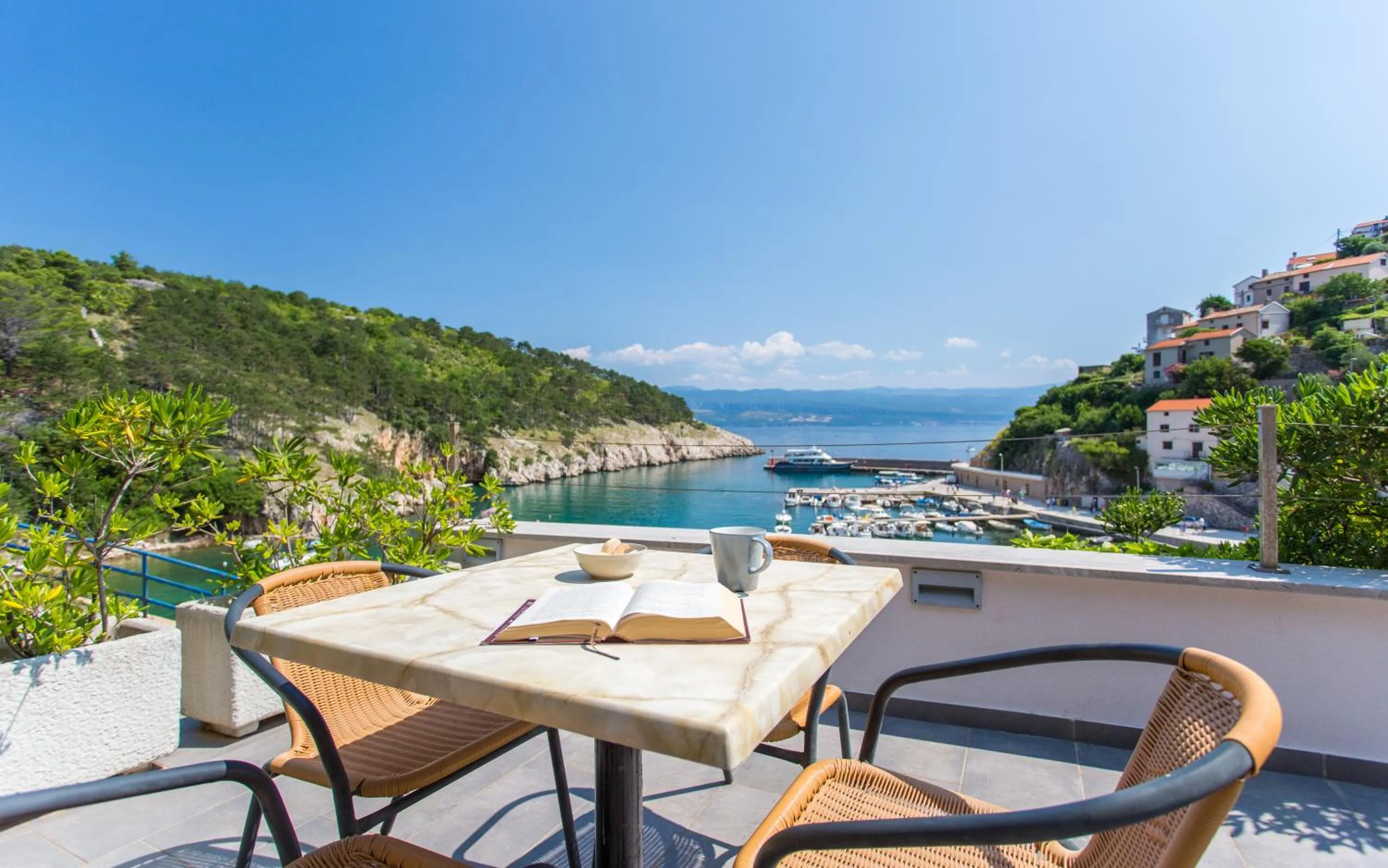 Seafront Apartment With Amazing Seaview