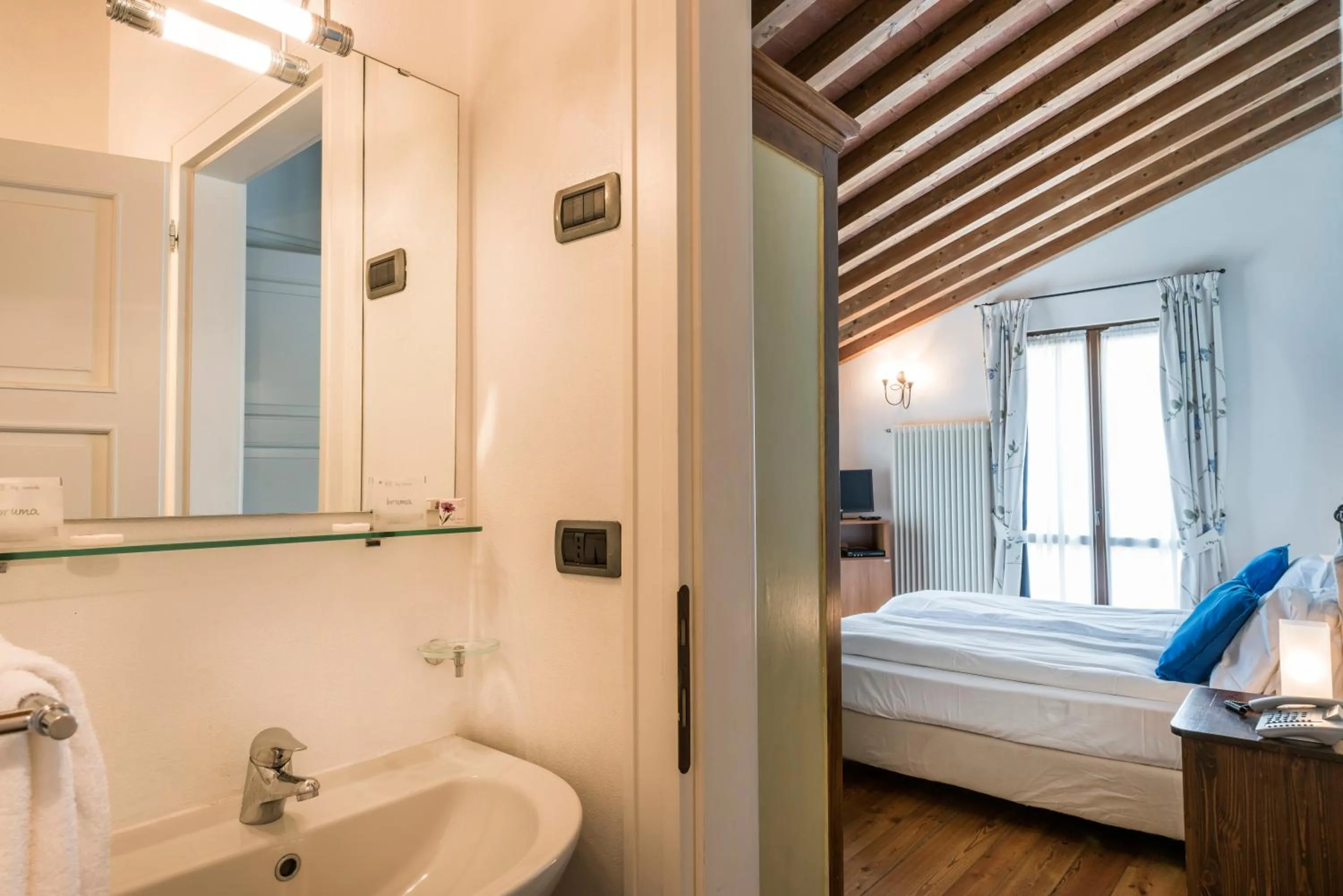 Photo of the whole room, Bed in Agriturismo Cà Del Lago