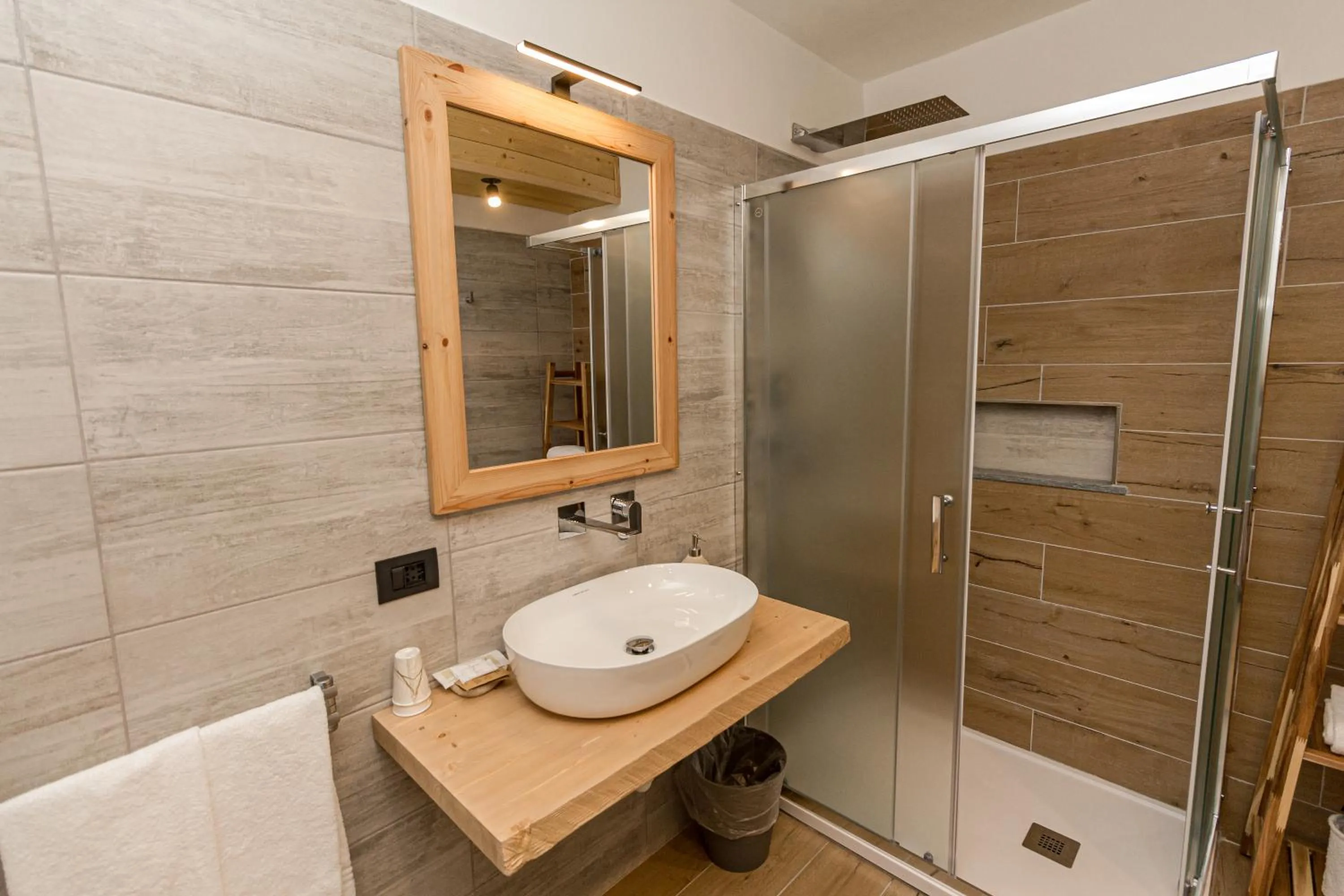 Shower in Hotel Al Foiron