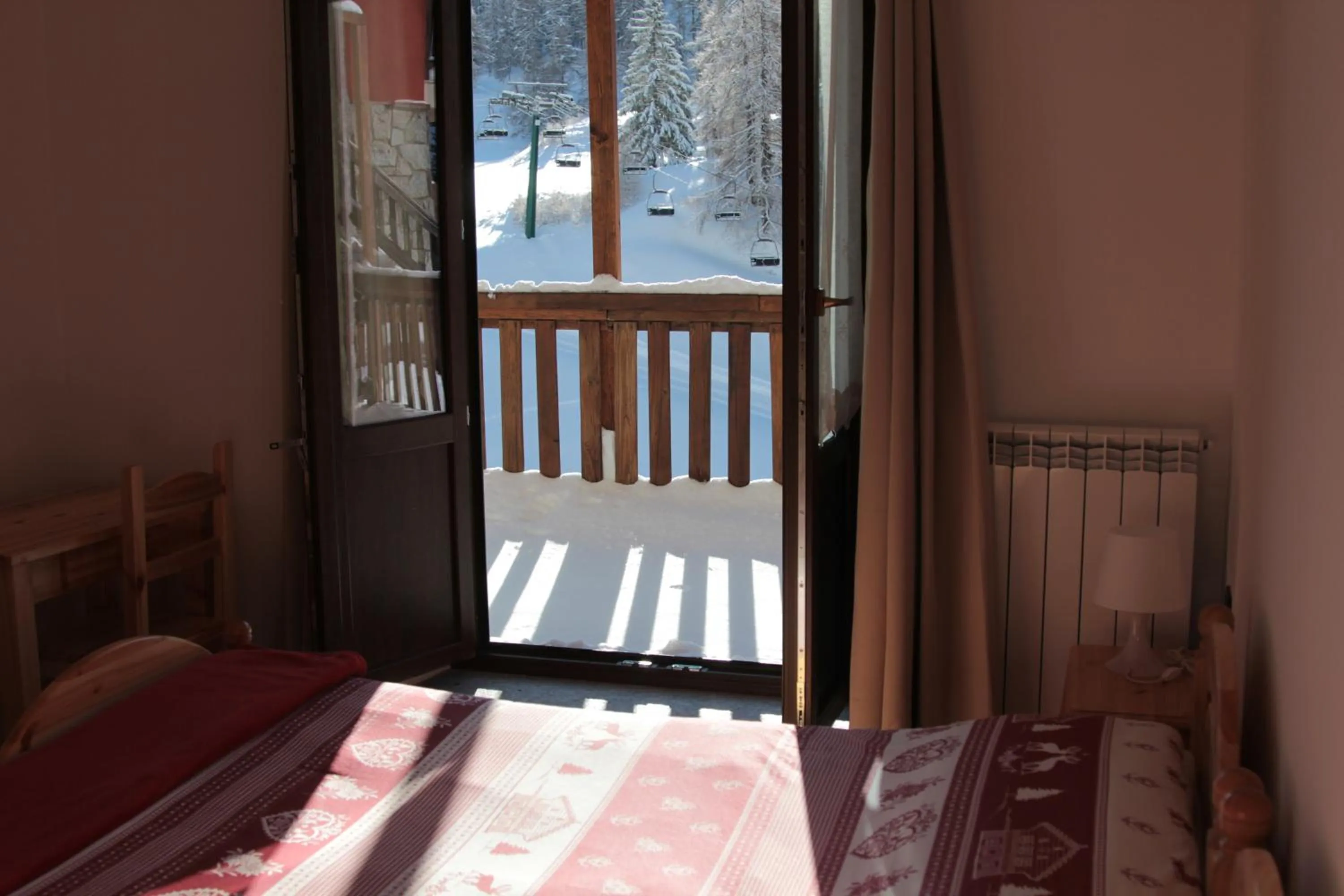 Winter, Bed in Hotel Al Foiron