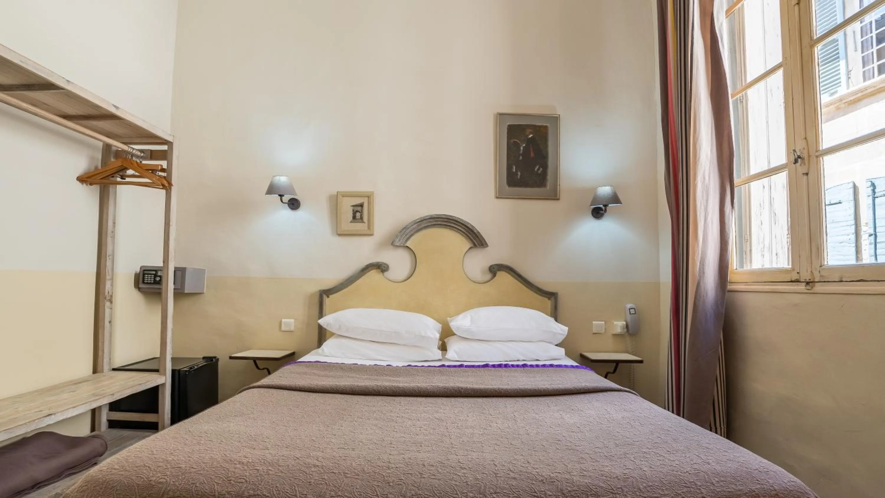 Photo of the whole room, Bed in Hôtel Amphithéâtre