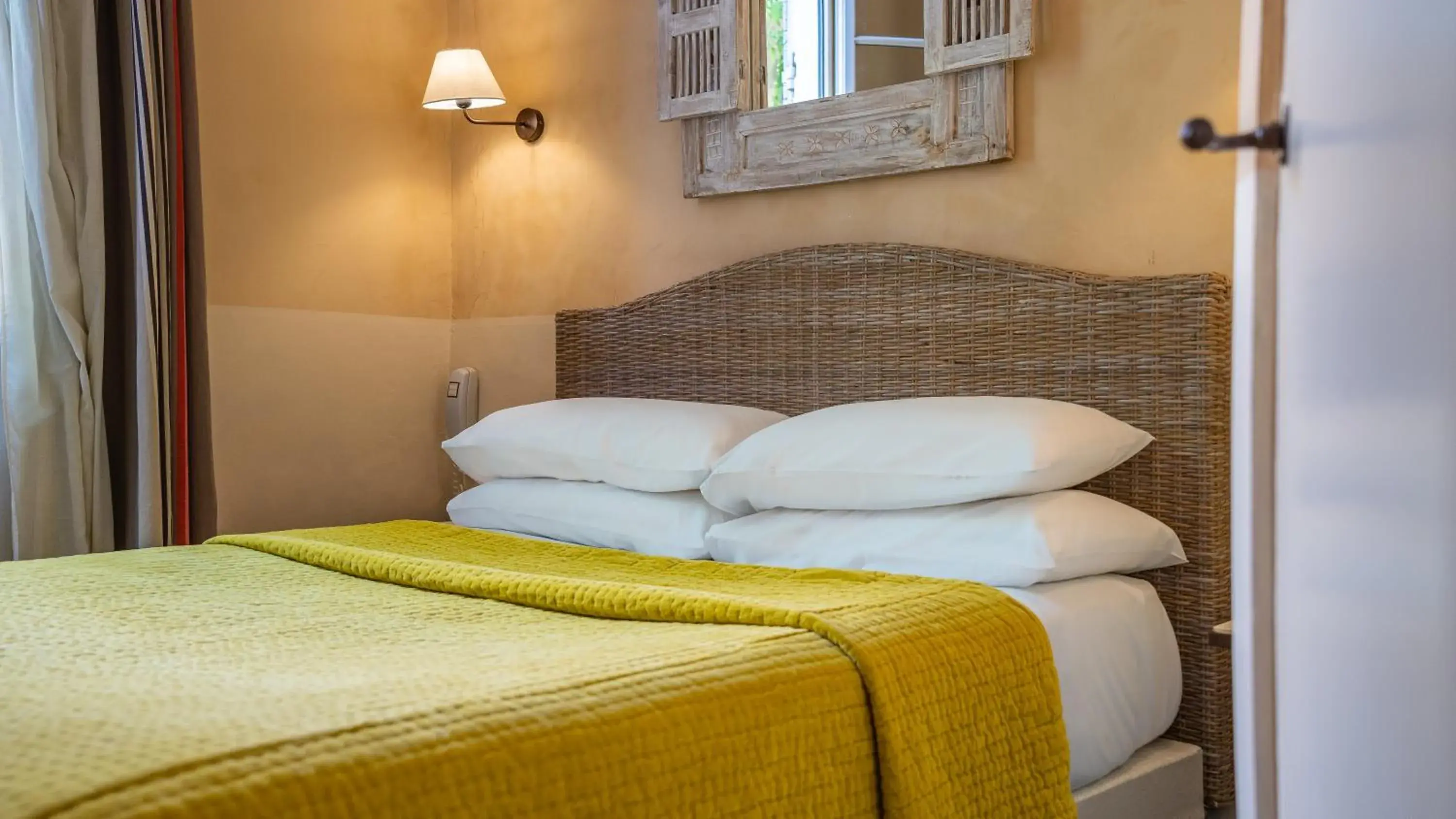 Standard Double Room in Hôtel Amphithéâtre Standard Double Room in Hôtel Amphithéâtre