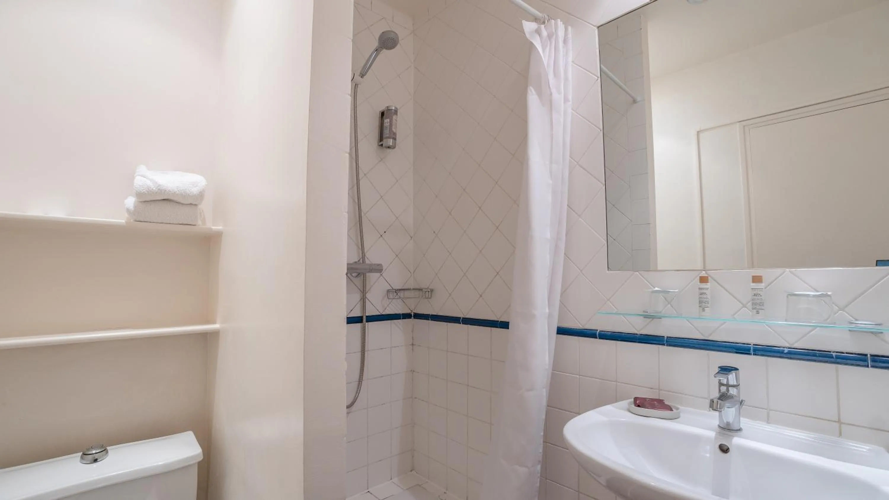 Bathroom in Hôtel Amphithéâtre