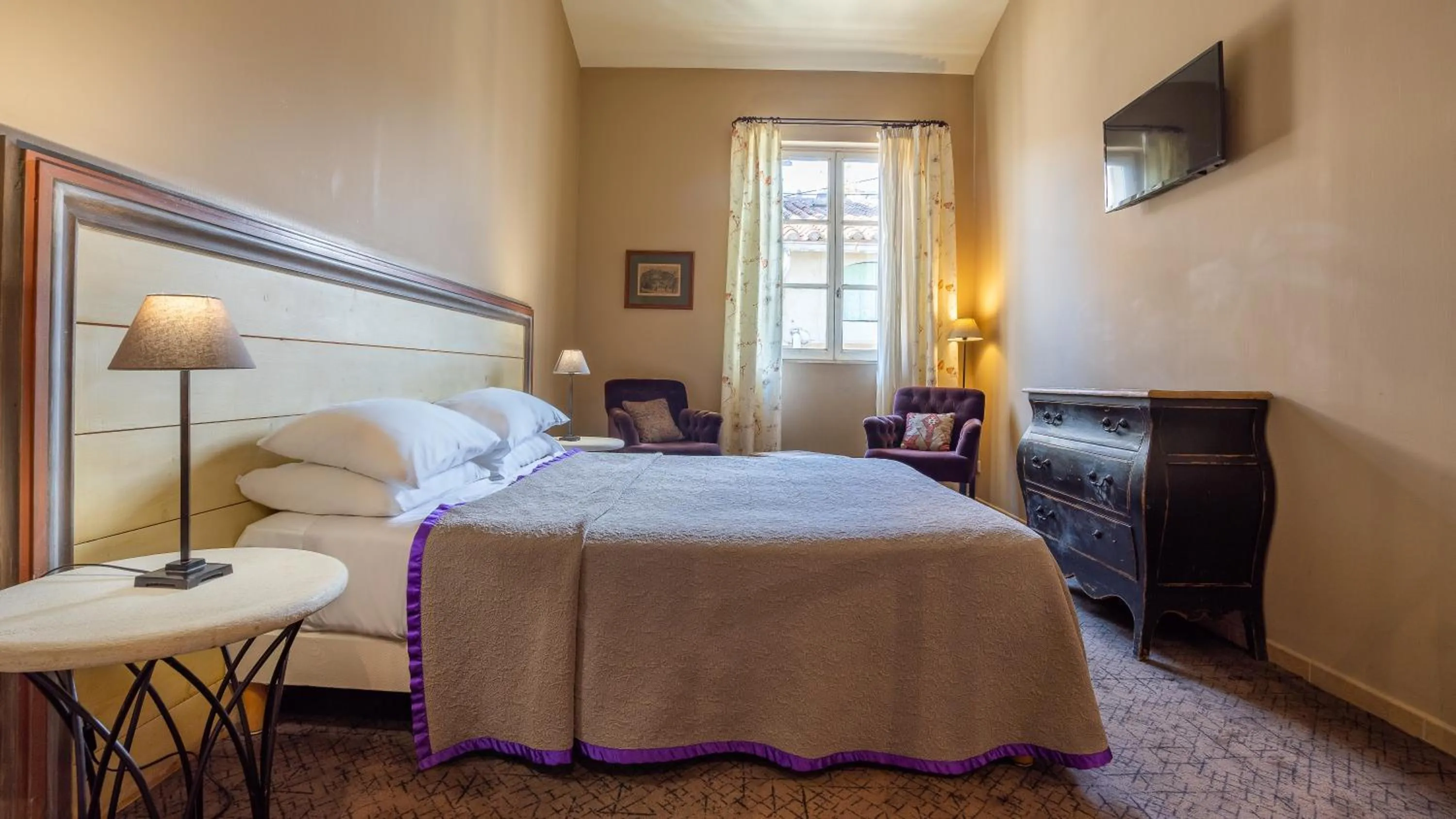 Photo of the whole room, Bed in Hôtel Amphithéâtre