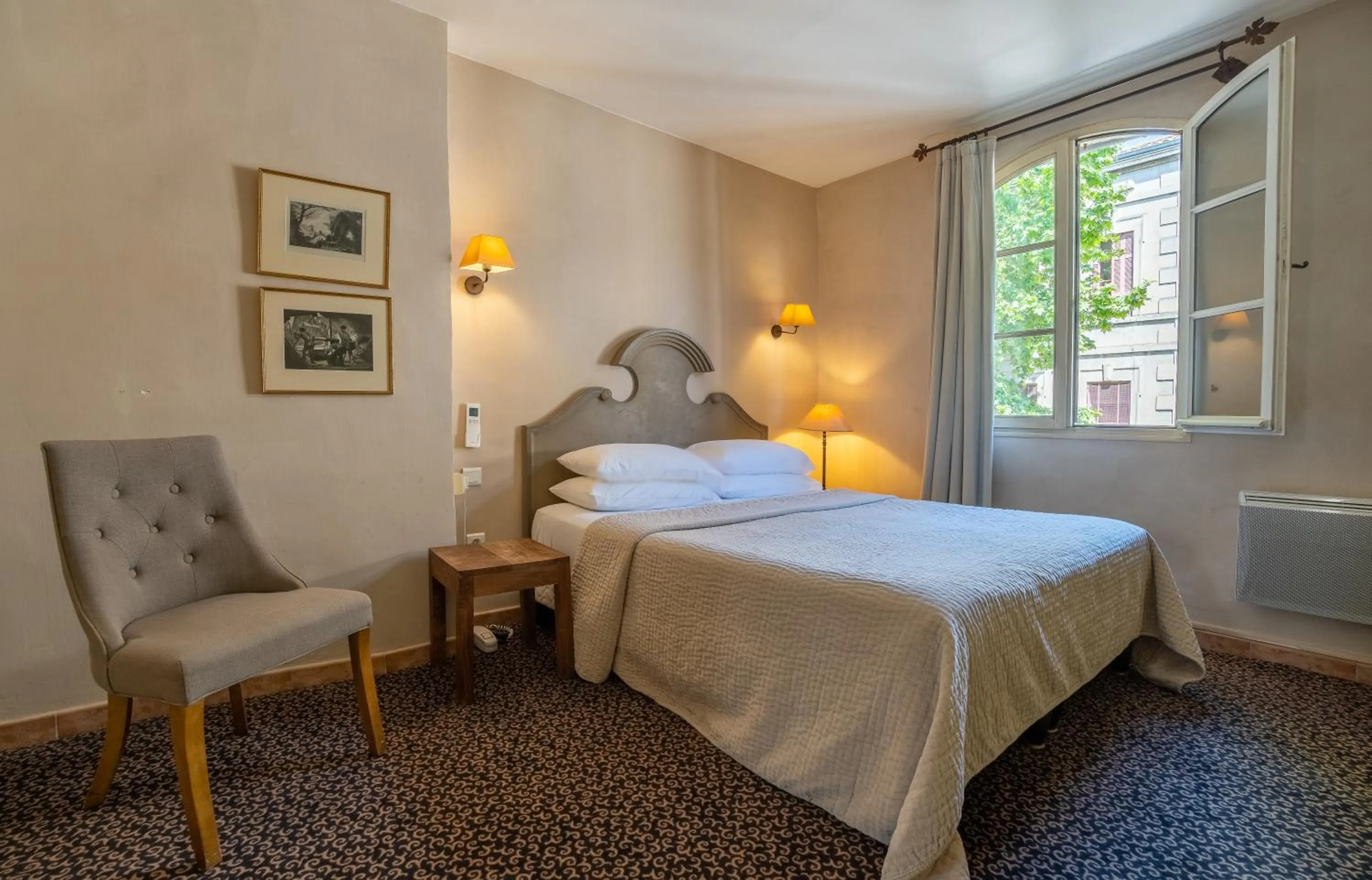 Photo of the whole room, Bed in Hôtel Amphithéâtre