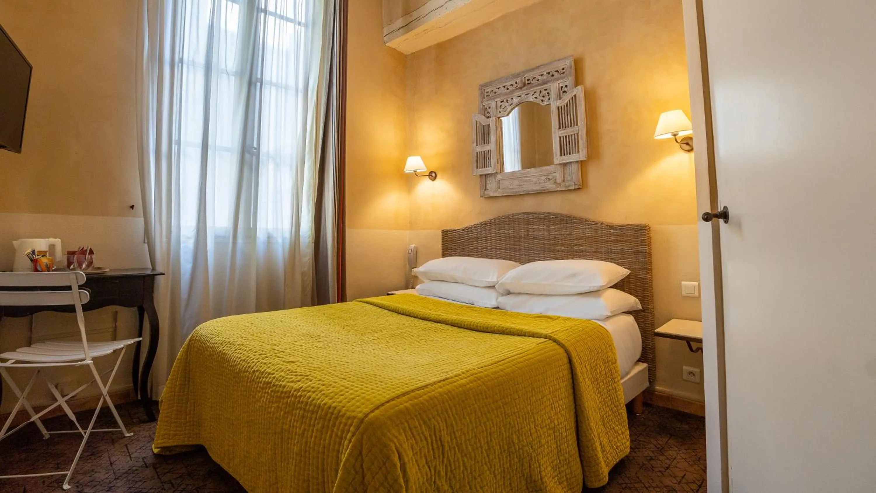 Photo of the whole room, Bed in Hôtel Amphithéâtre