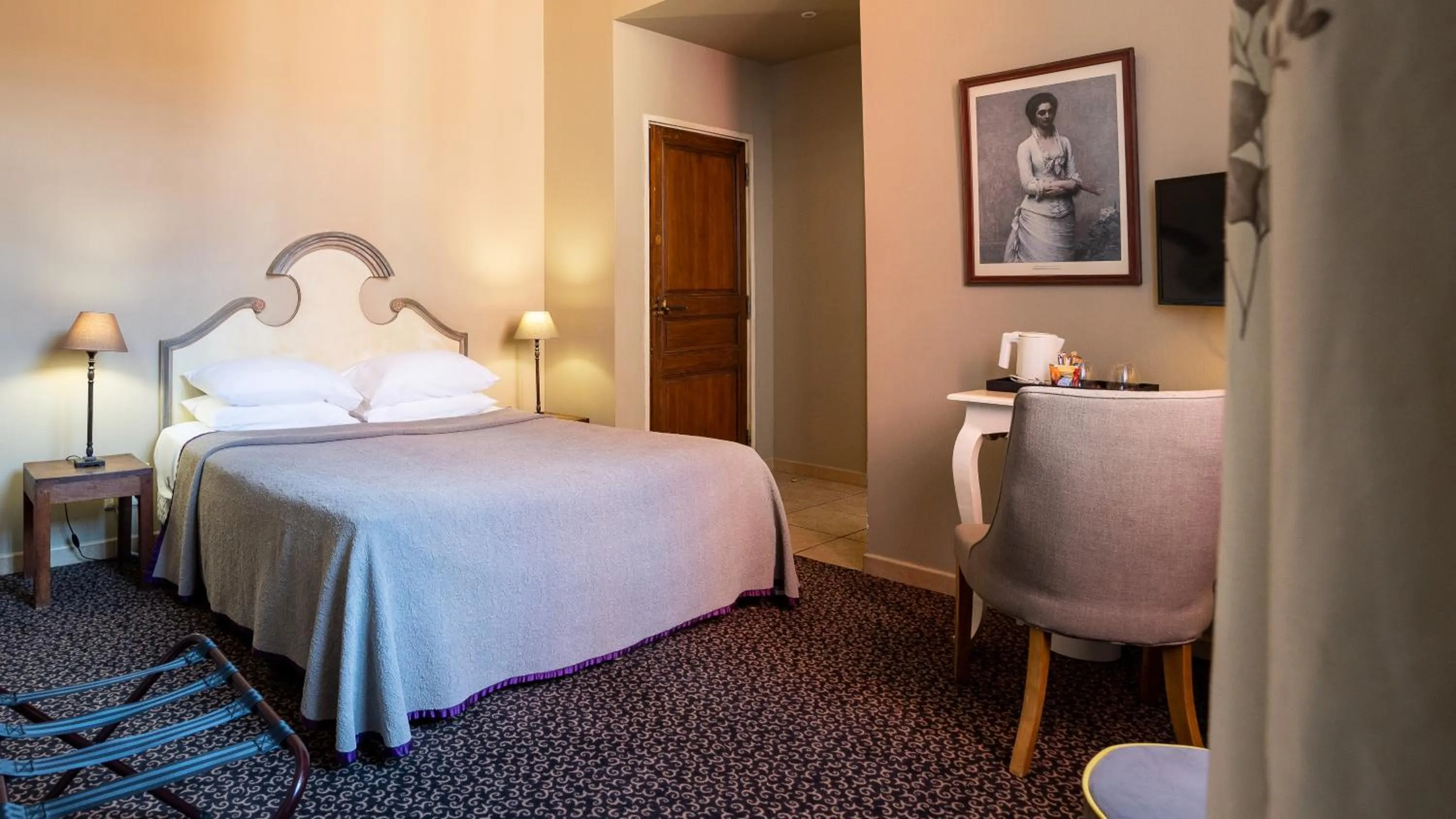 Photo of the whole room, Bed in Hôtel Amphithéâtre