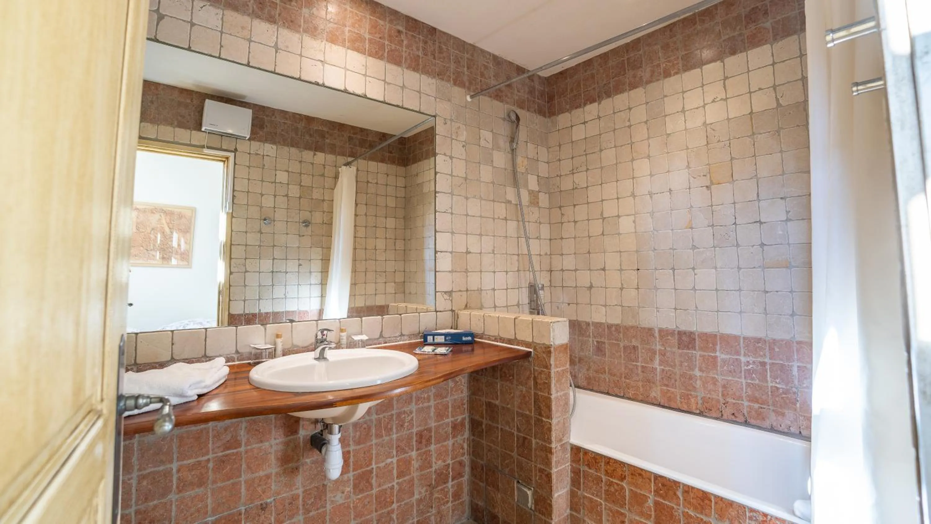 Bathroom in Hôtel Amphithéâtre
