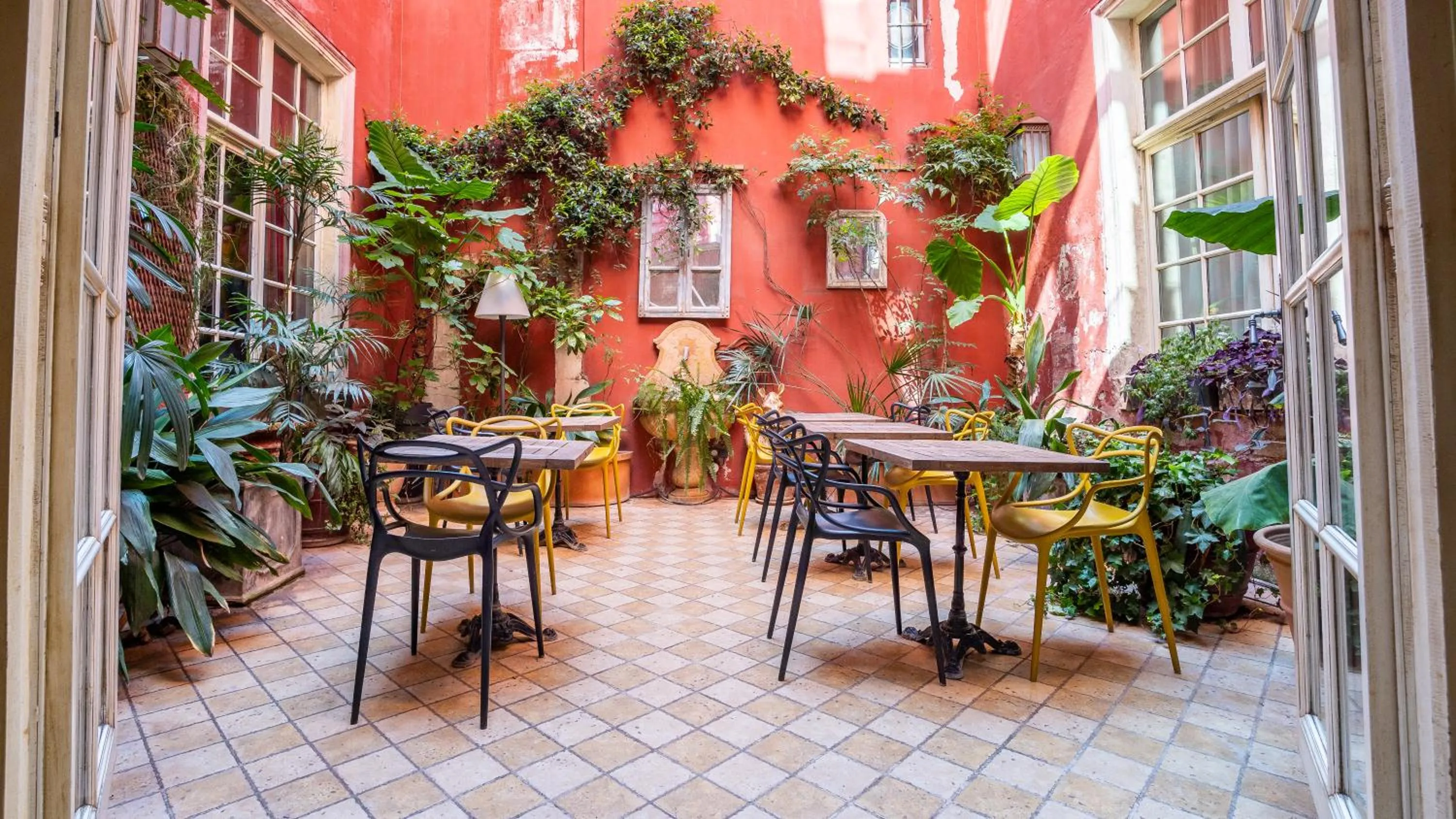 Patio in Hôtel Amphithéâtre