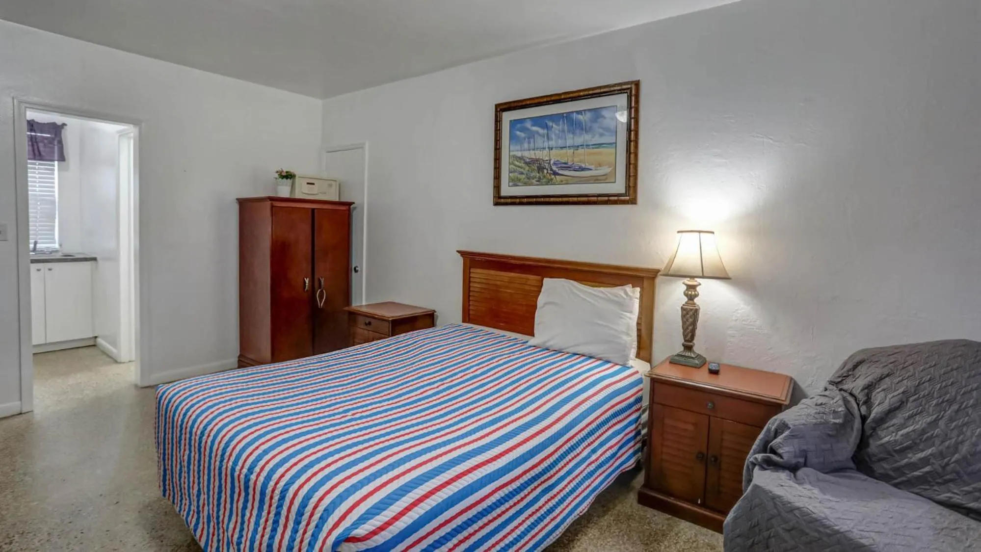 Bed in Richard's Pet Friendly Motel