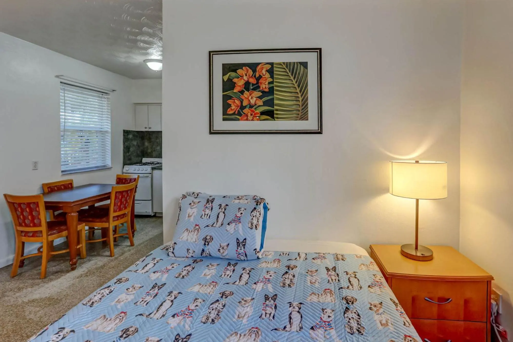 Bed in Richard's Pet Friendly Motel