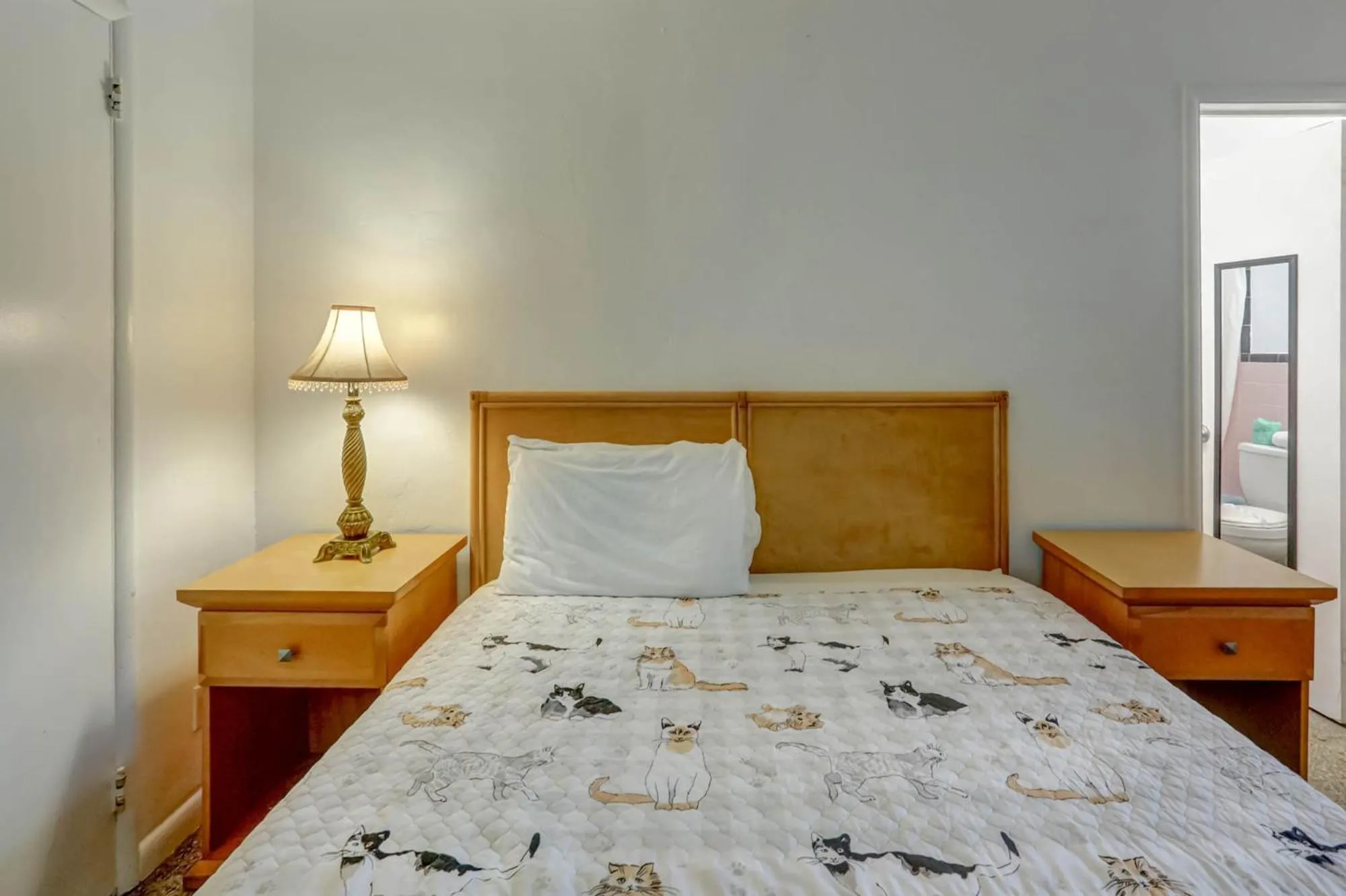 Bed in Richard's Pet Friendly Motel