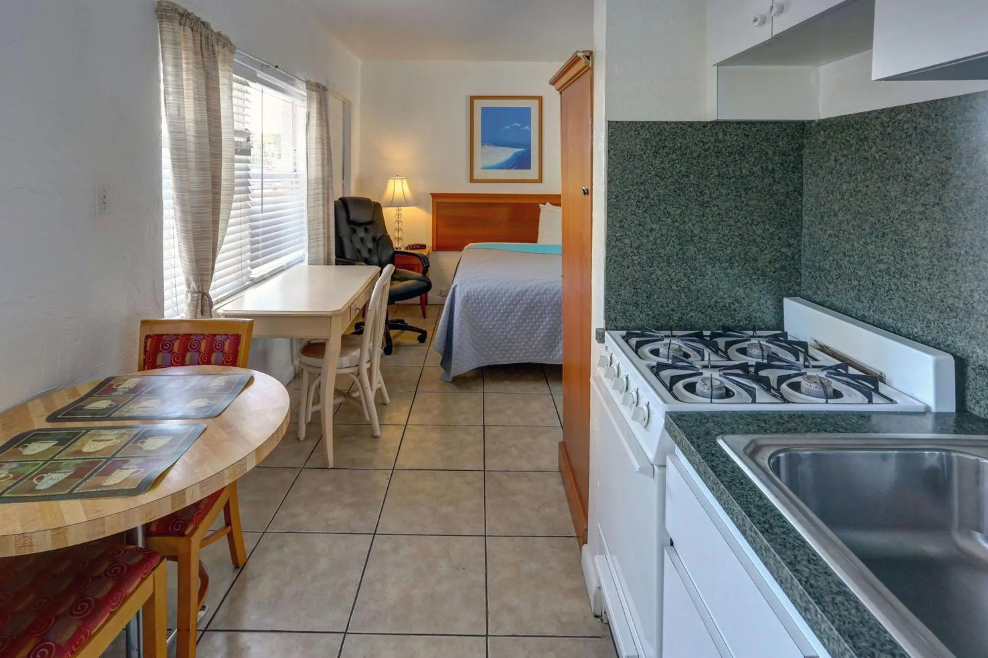 Kitchen or kitchenette in Richard's Motel Courtyard