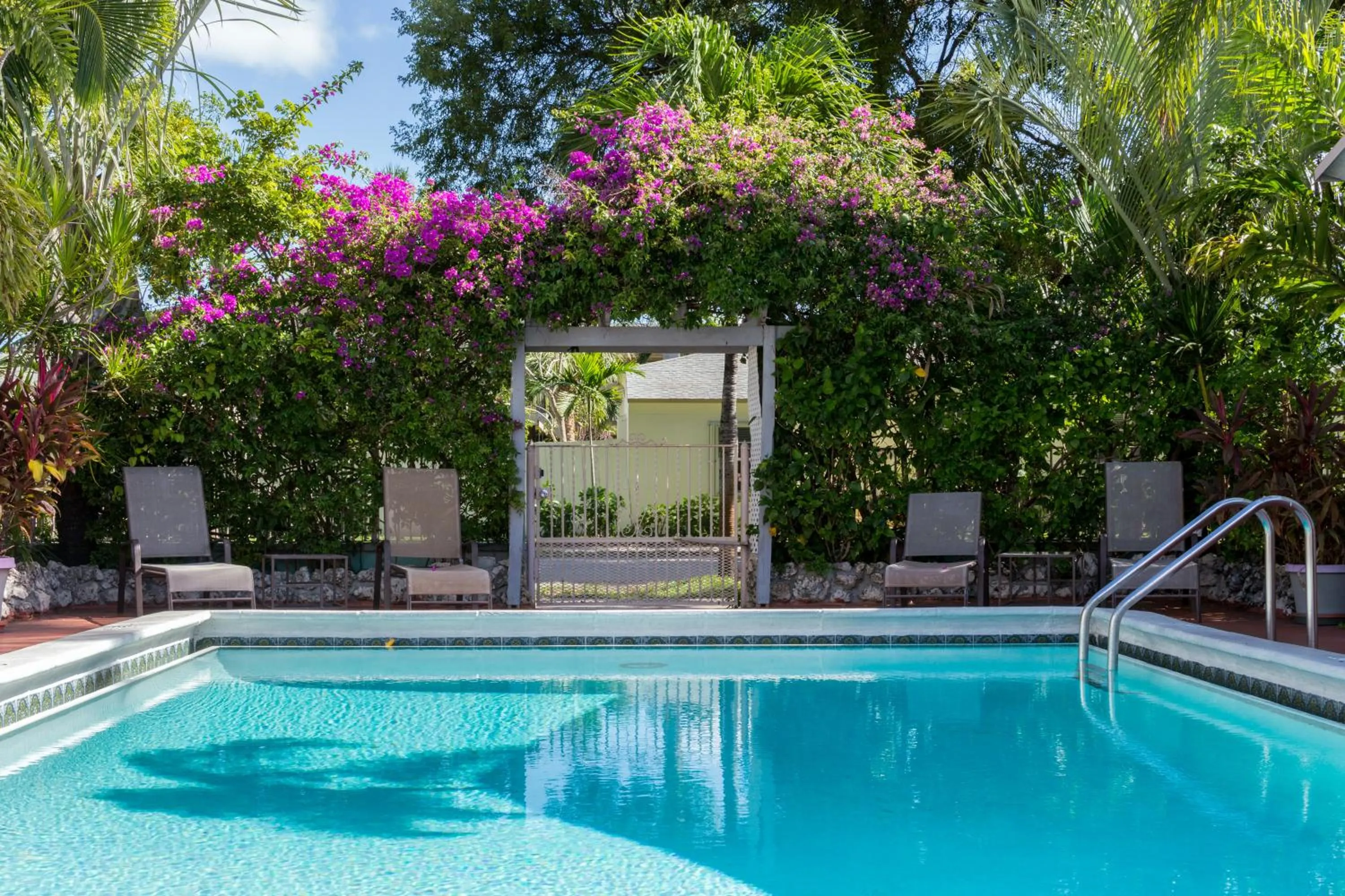 Pool view in Richard's Motel Courtyard
