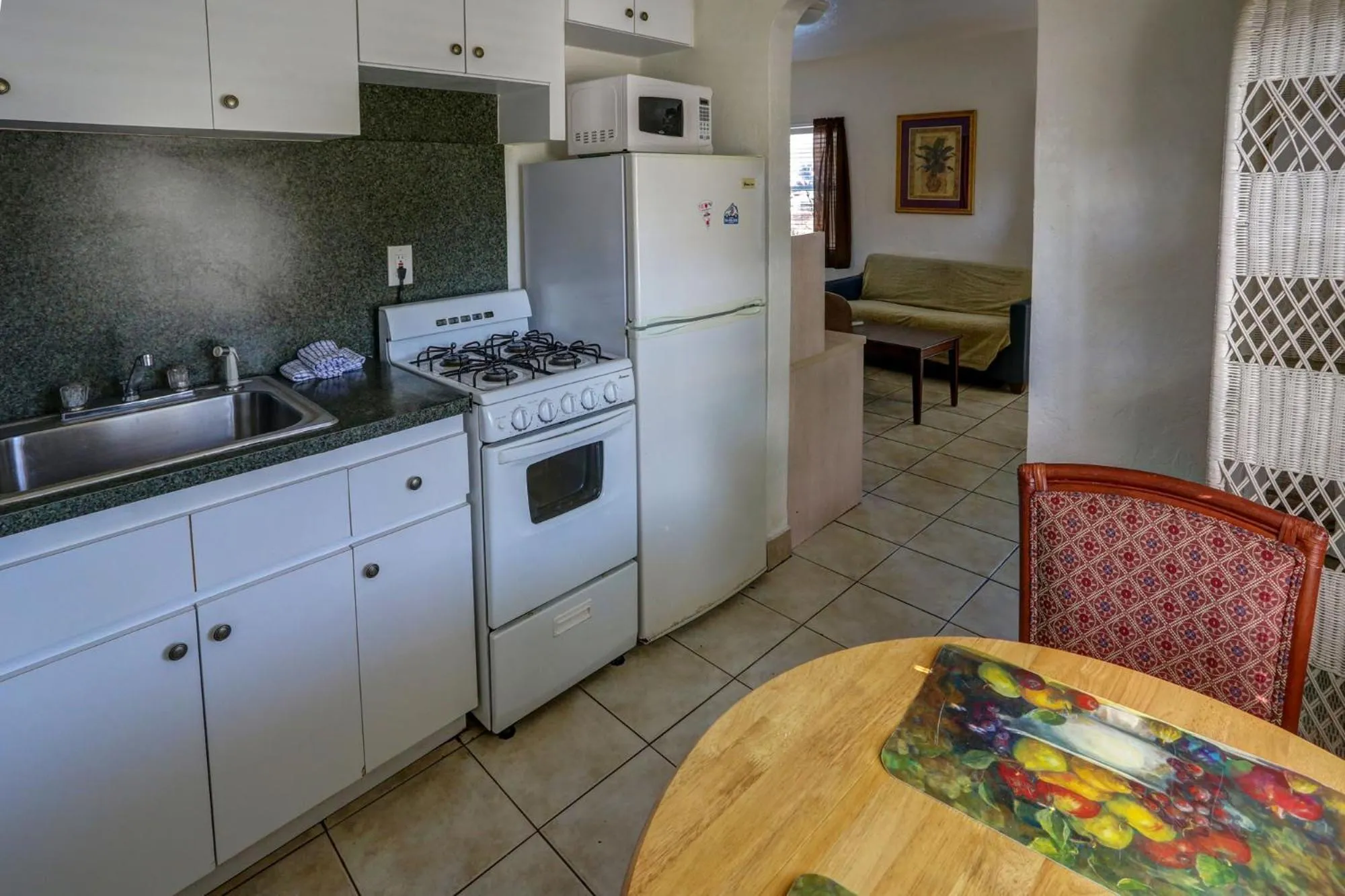 Kitchen or kitchenette in Richard's Motel Courtyard