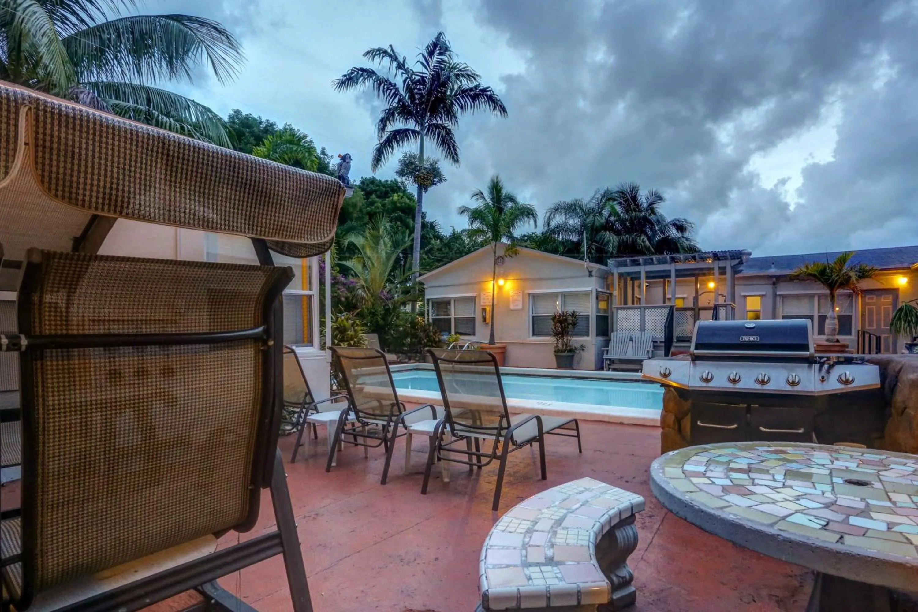 BBQ facilities in Richard's Motel Courtyard