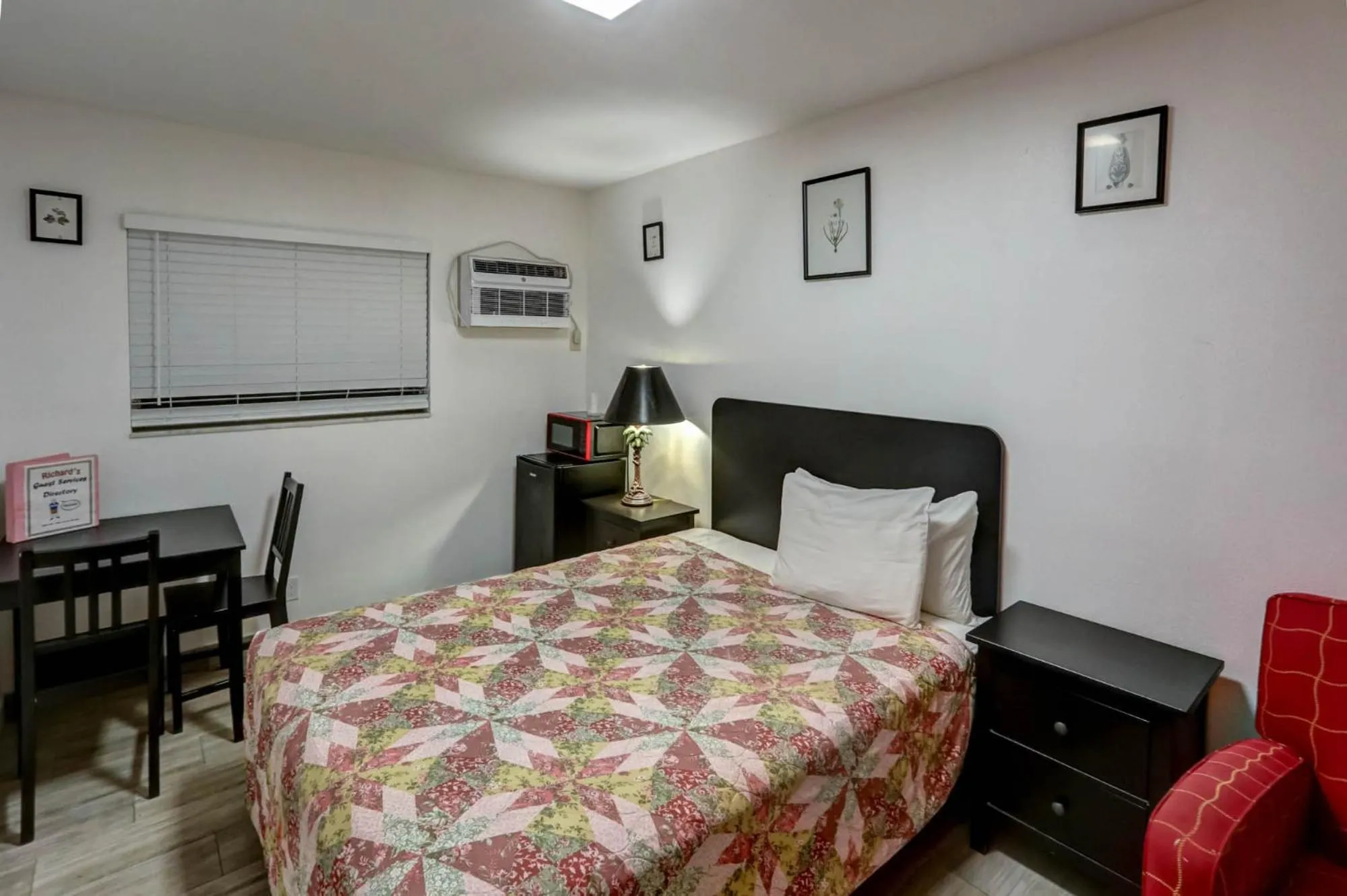 Bed in Richard's Motel Courtyard