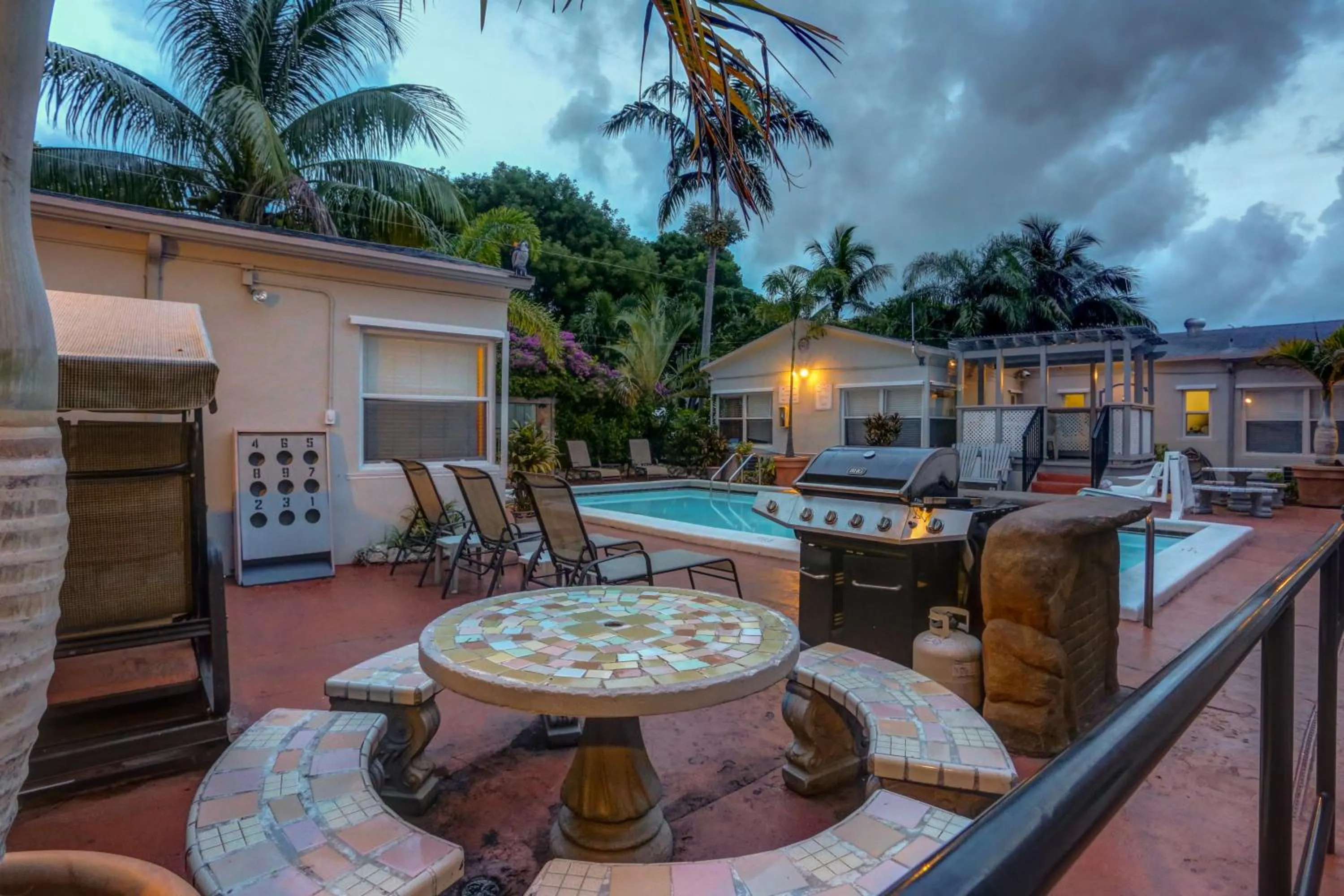 BBQ facilities in Richard's Motel Courtyard