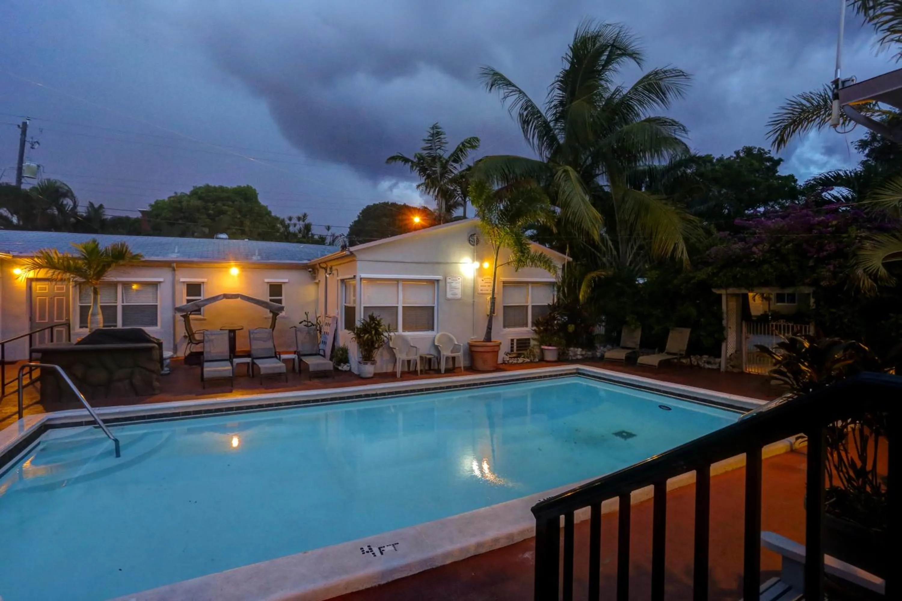 Patio in Richard's Motel Courtyard