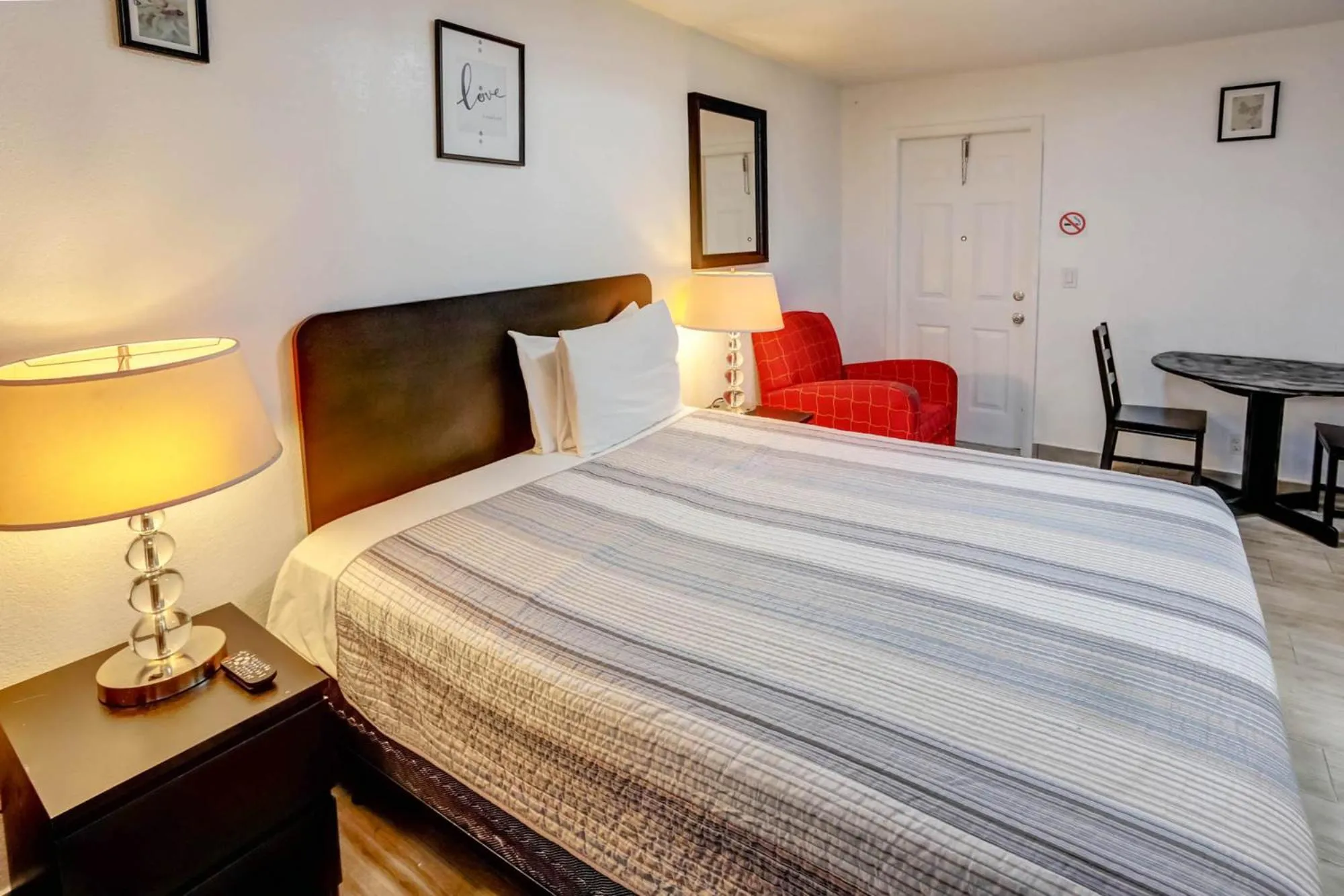 Bed in Richard's Motel Courtyard