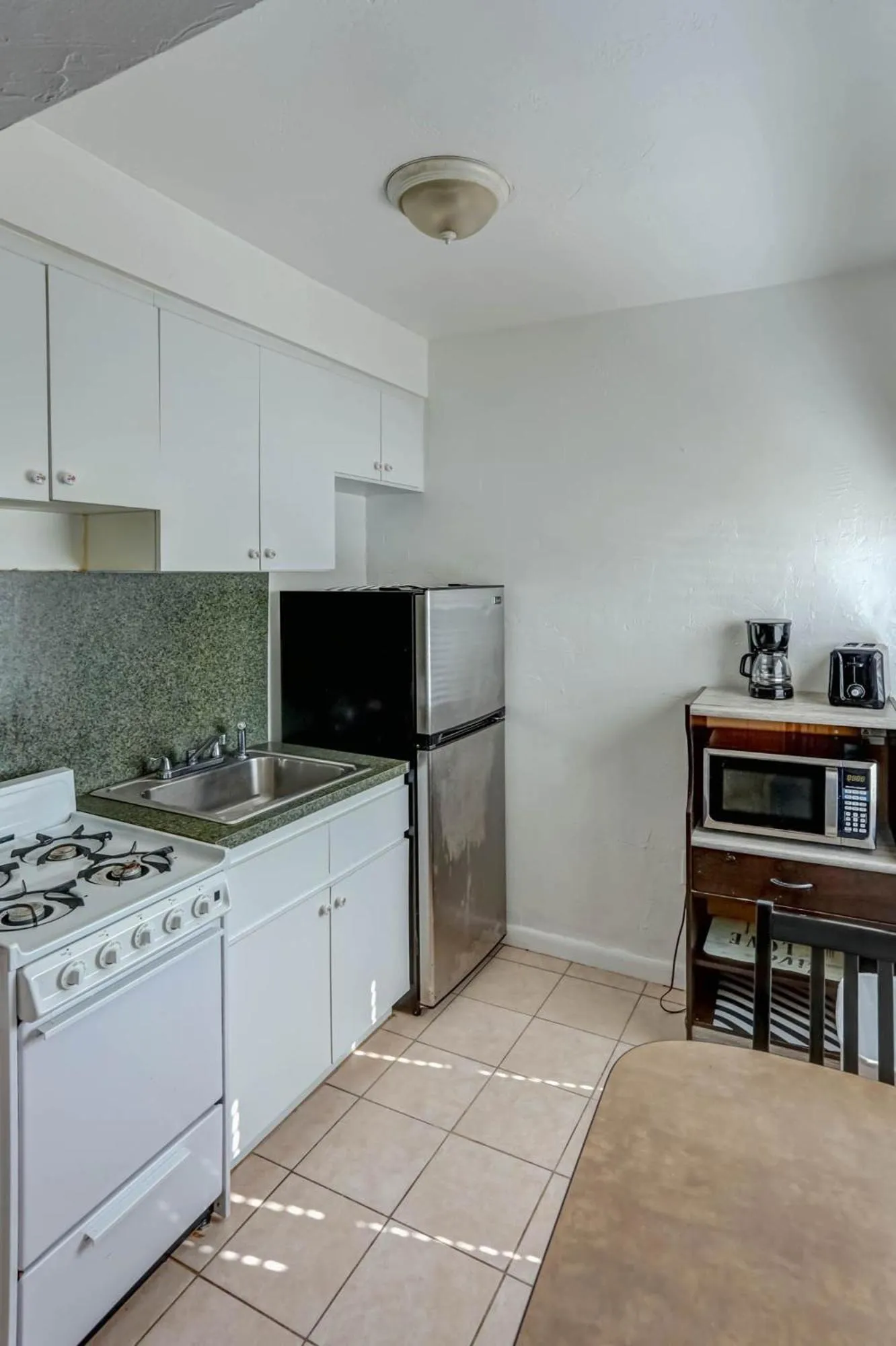 Kitchen or kitchenette in Richard's Motel Courtyard