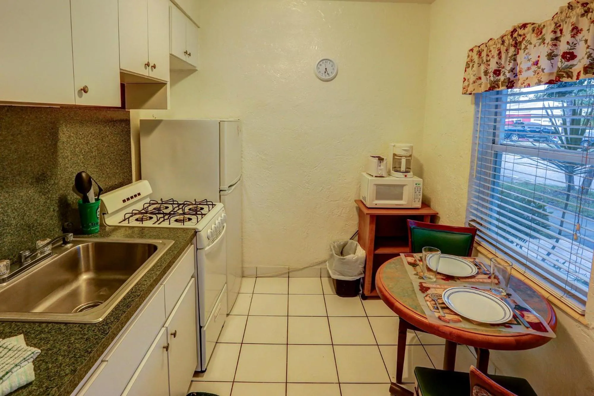 Kitchen or kitchenette in Richard's Motel Courtyard