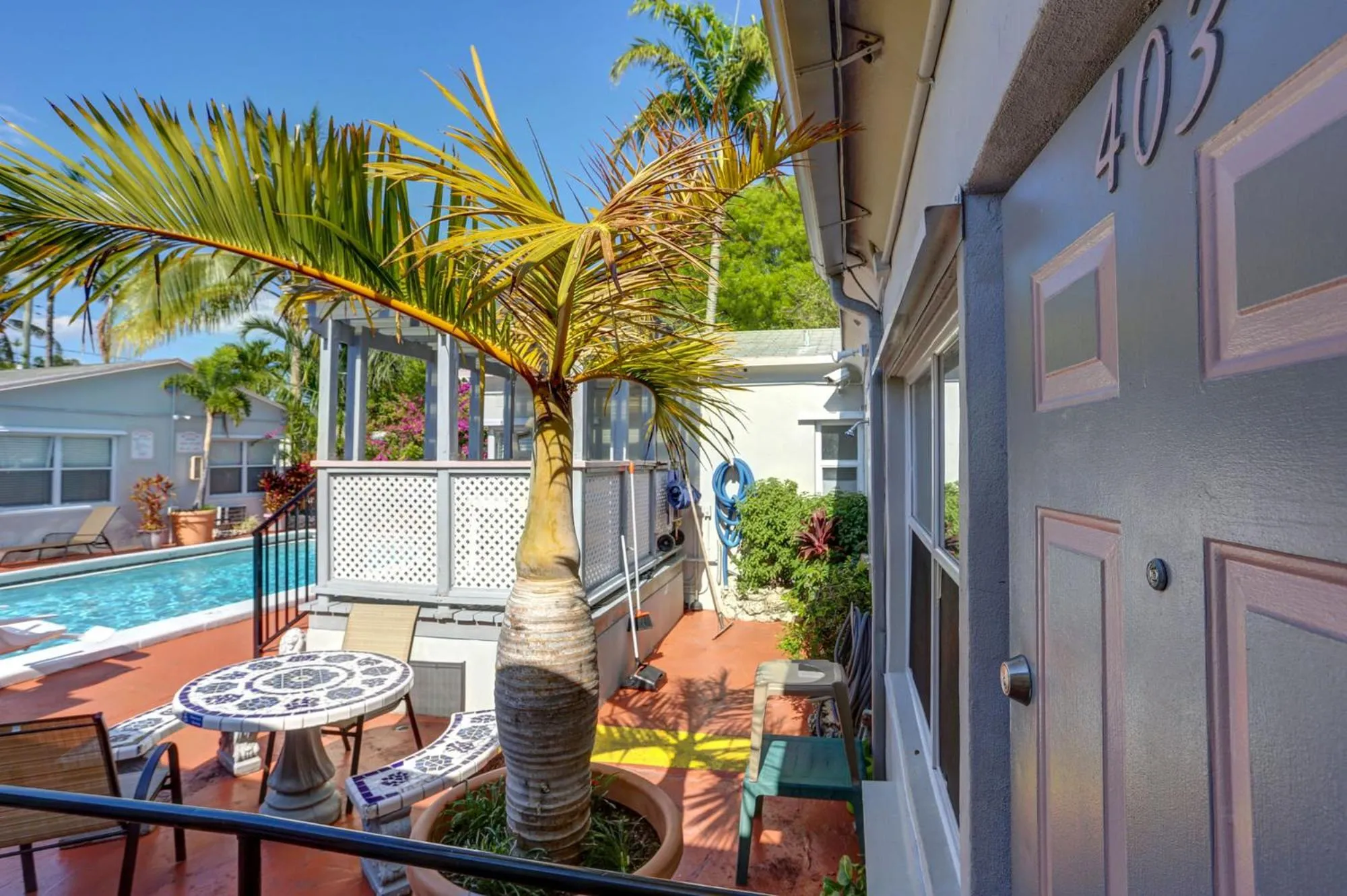 Patio in Richard's Motel Courtyard