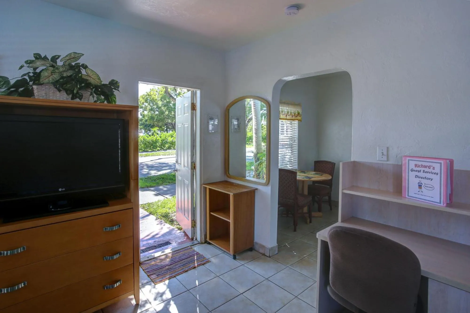 TV and multimedia in Richard's Motel Courtyard