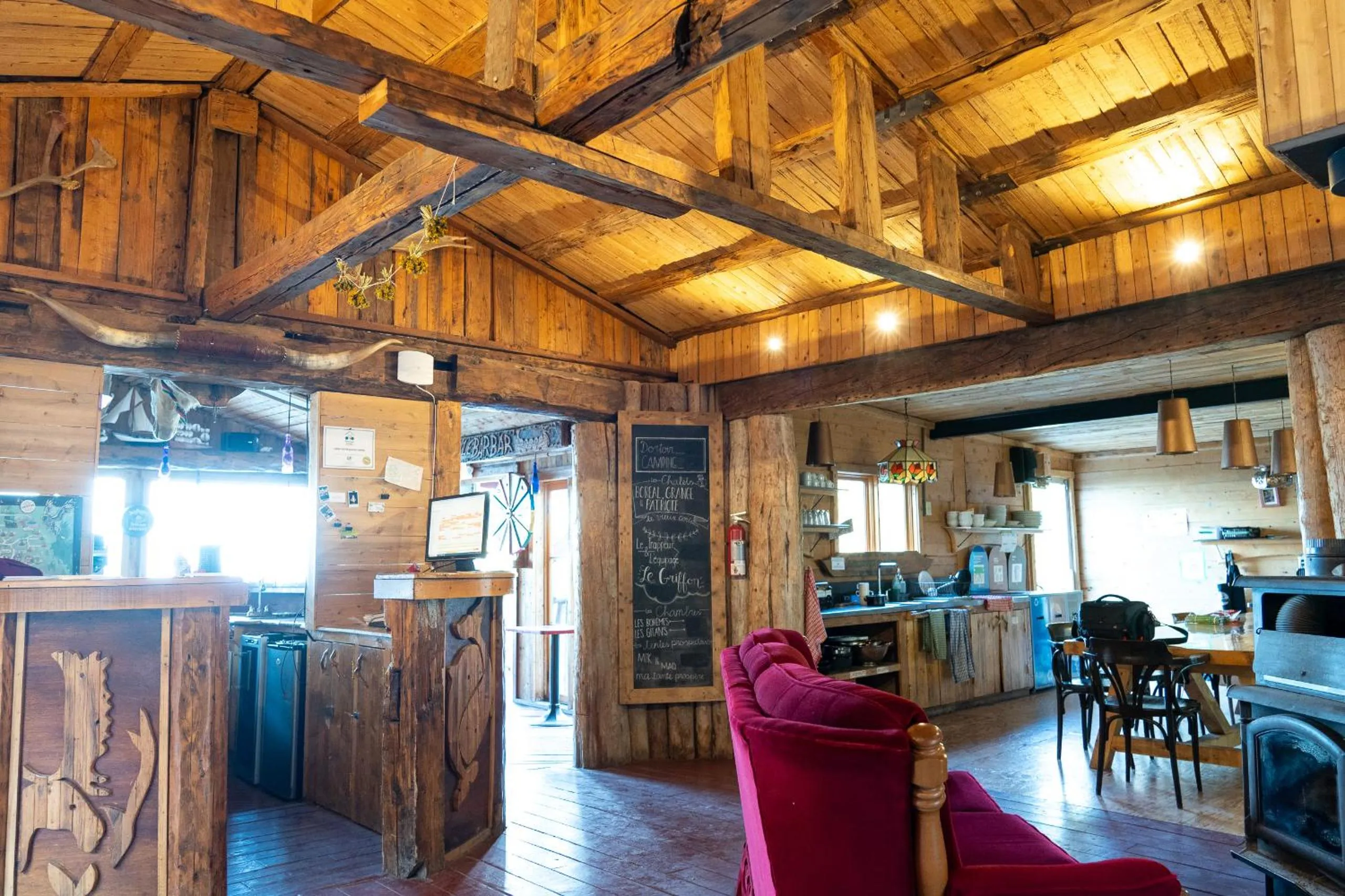 Lounge or bar in Auberge/Chalet Griffon Aventure
