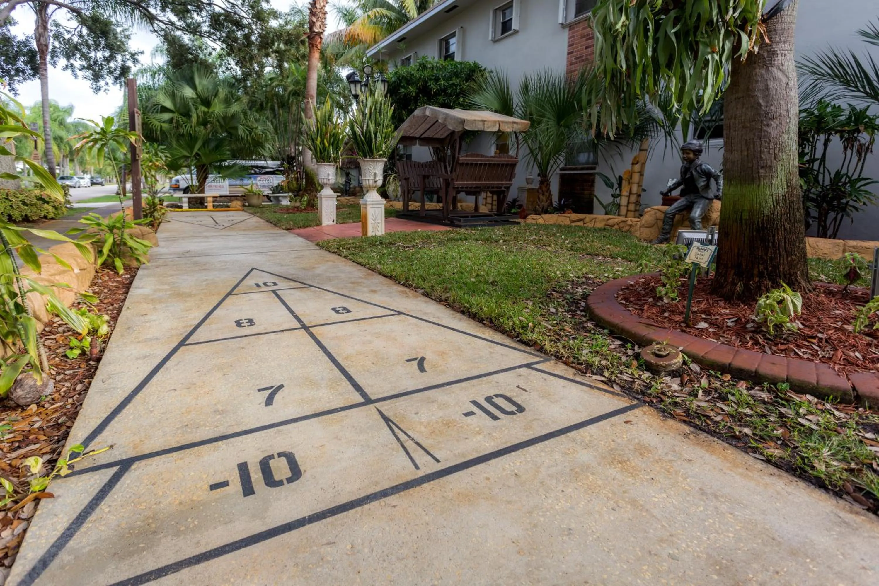 Garden in Richard's Motel Studios