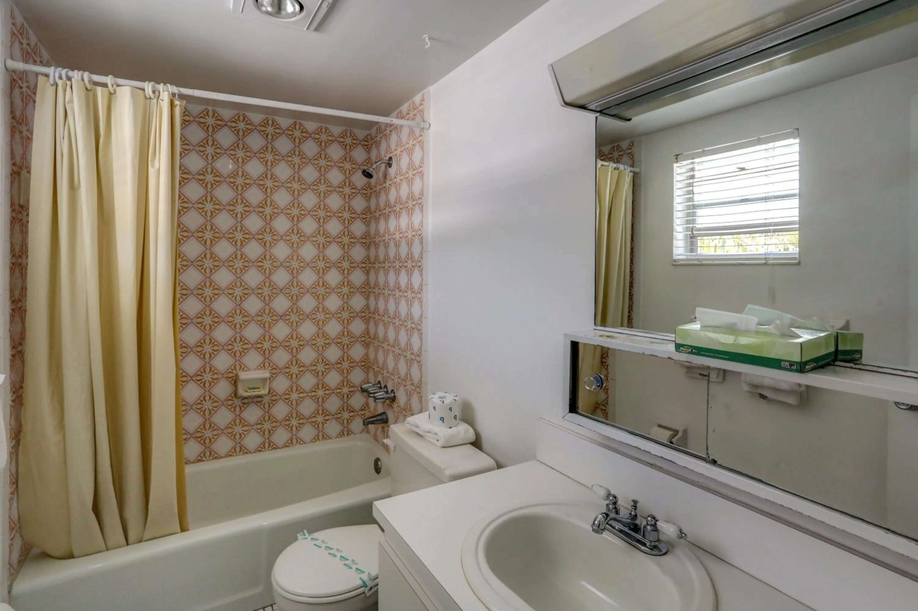 Bathroom in Richard's Motel Studios