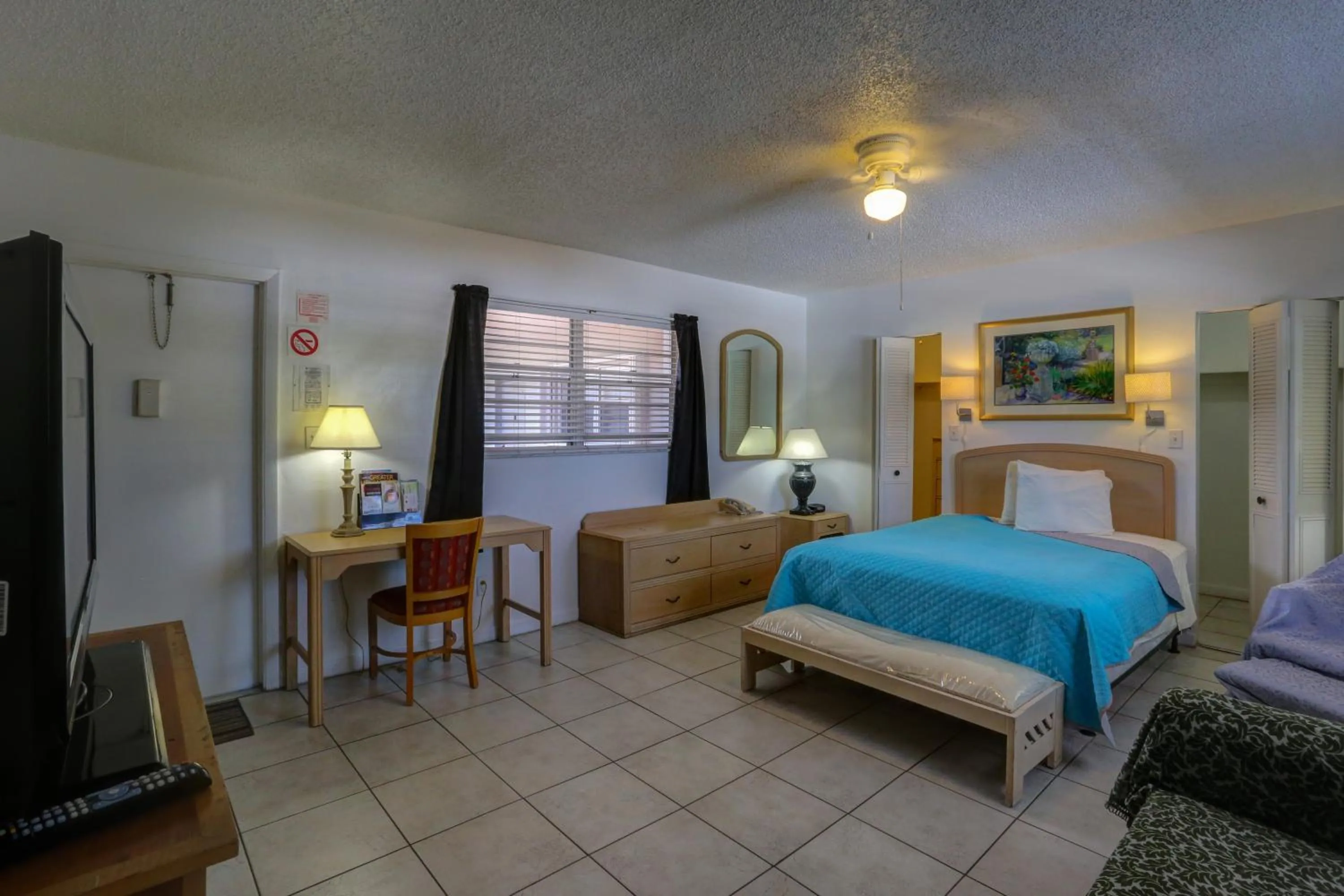 Photo of the whole room, Bed in Richard's Motel Studios