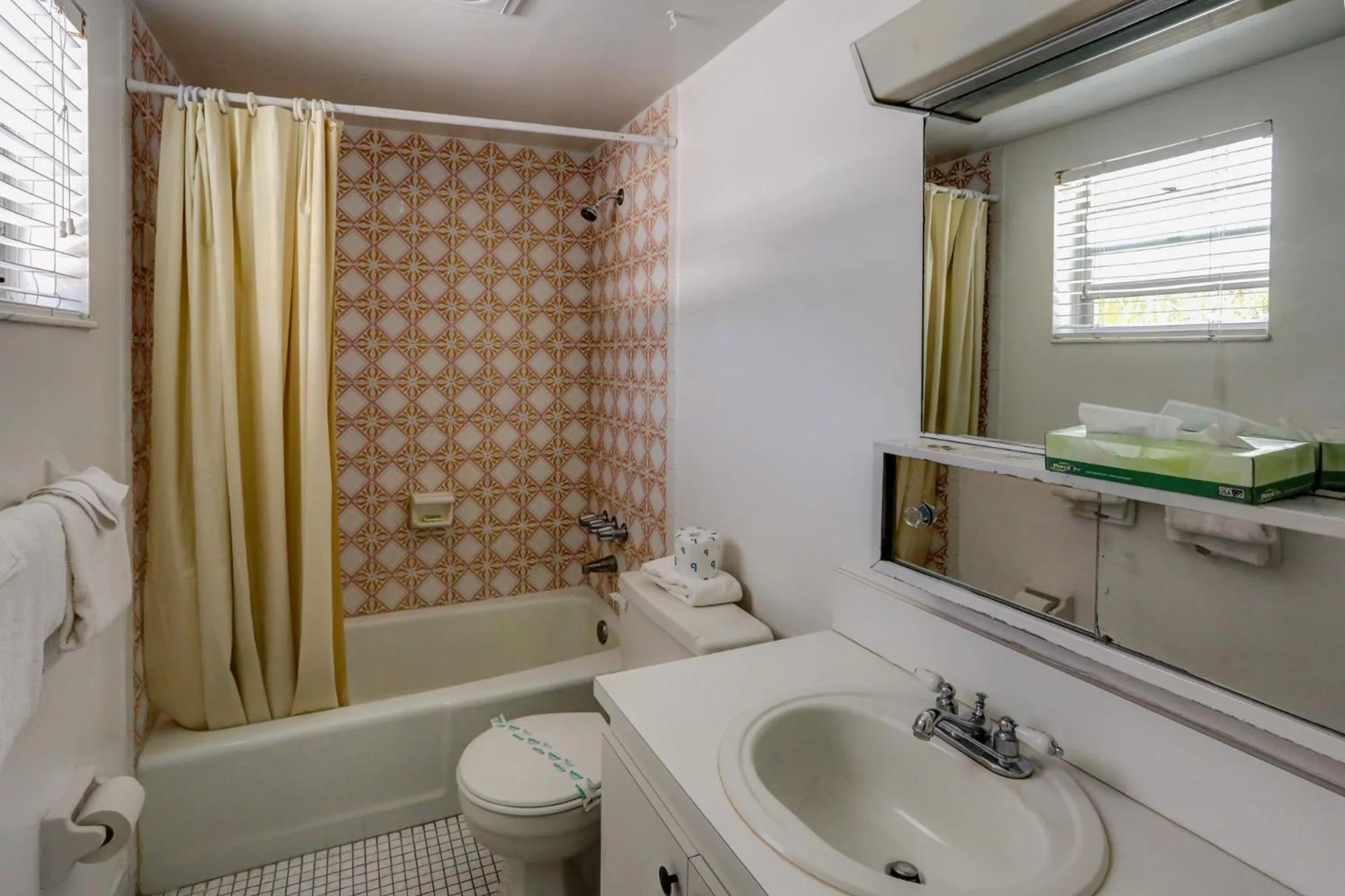 Bathroom in Richard's Motel Studios