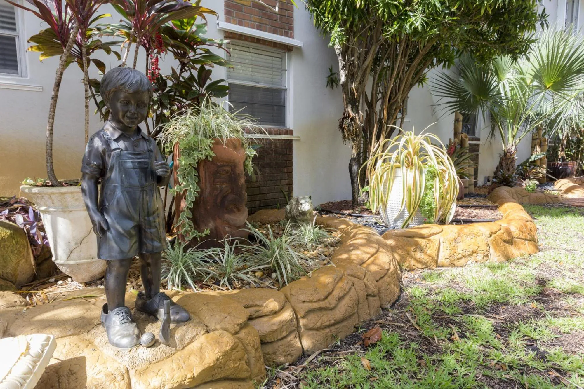 Garden in Richard's Motel Studios