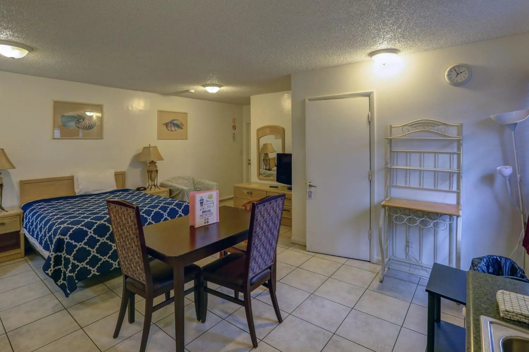 Bed in Richard's Motel Studios