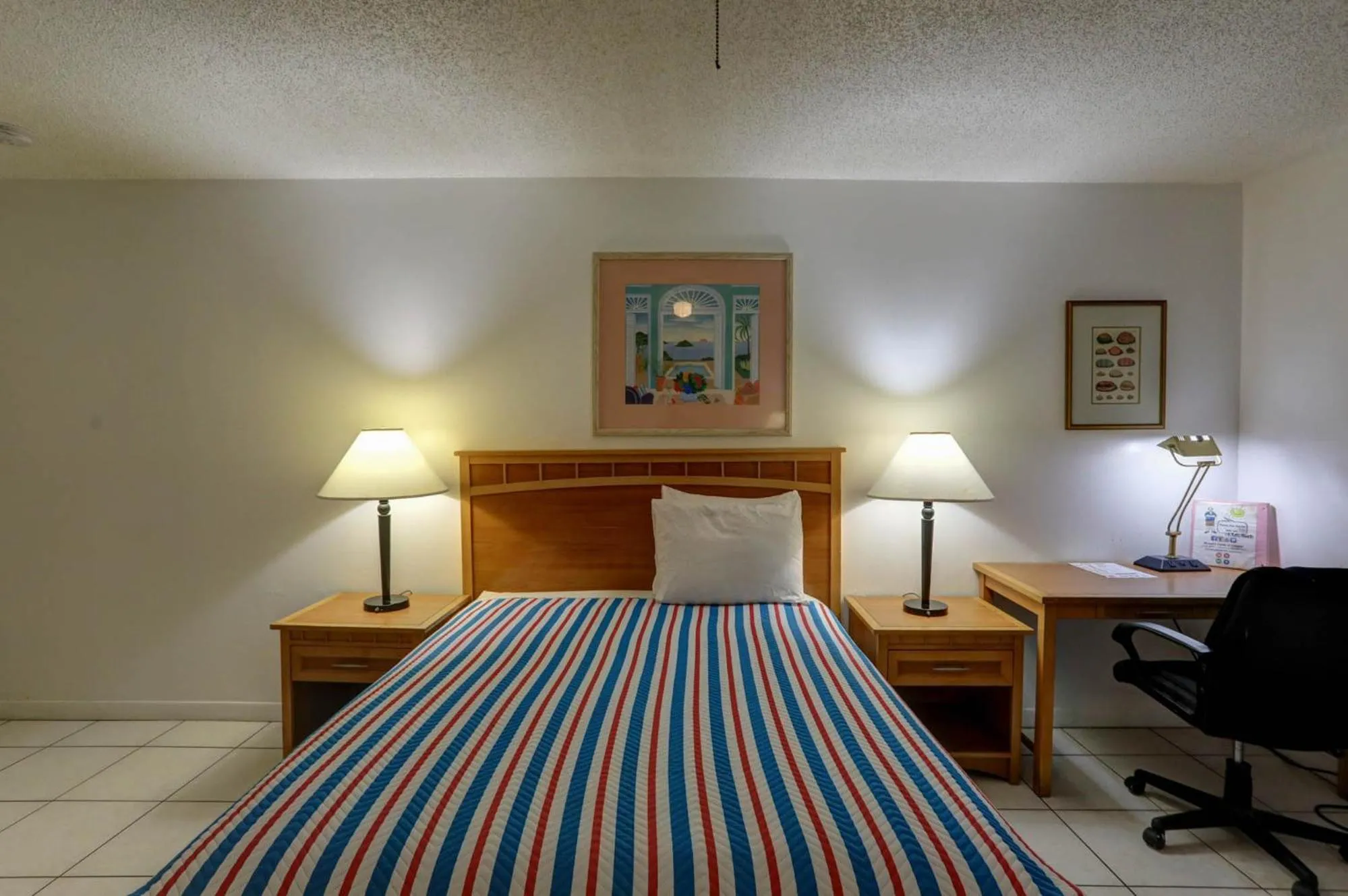 Bed in Richard's Motel Studios