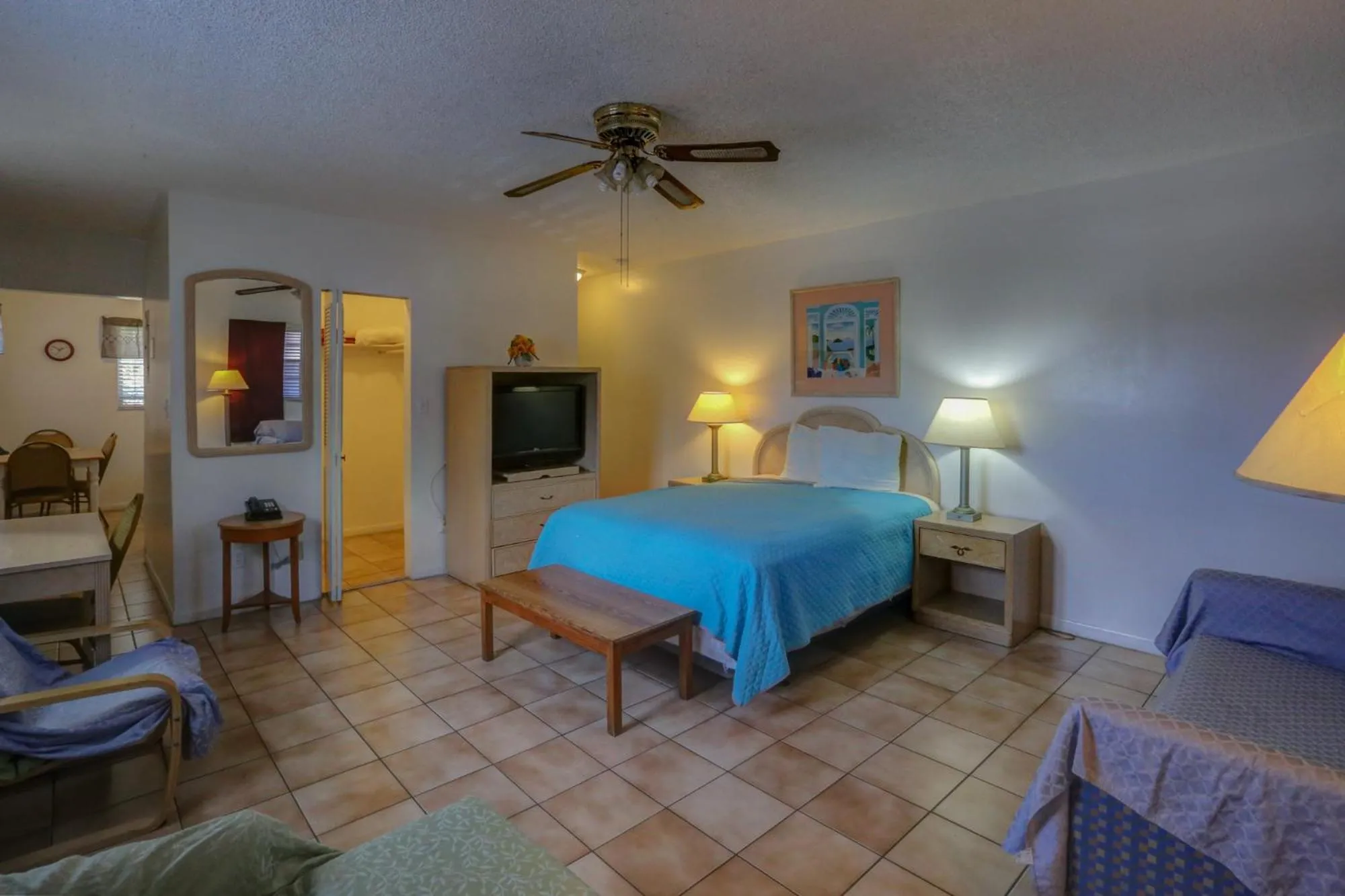 Photo of the whole room, Bed in Richard's Motel Studios