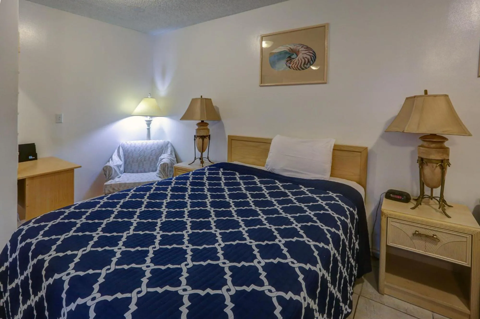 Bed in Richard's Motel Studios