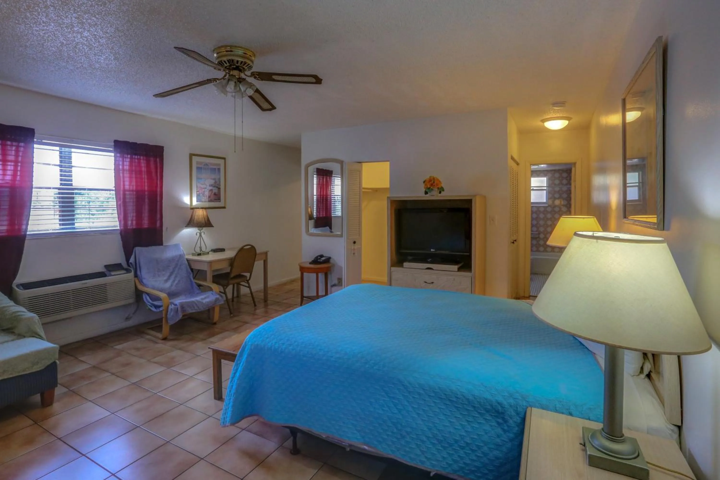 Bed in Richard's Motel Studios