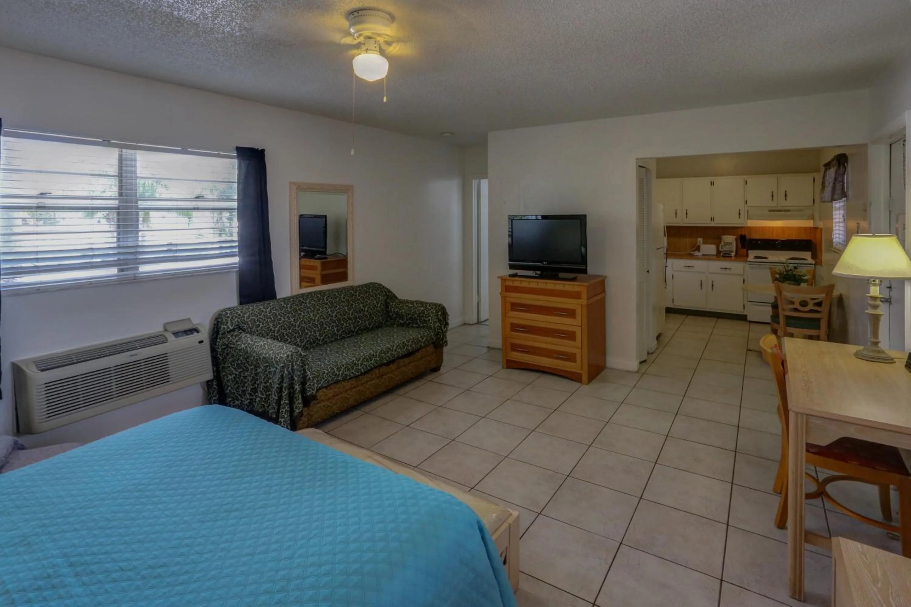 Bed in Richard's Motel Studios